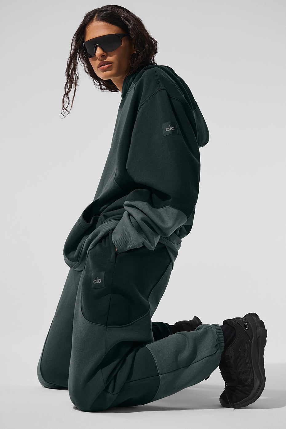 Alo Yoga Make Waves Hoodie - Charcoal Green Tonal - imagen 4