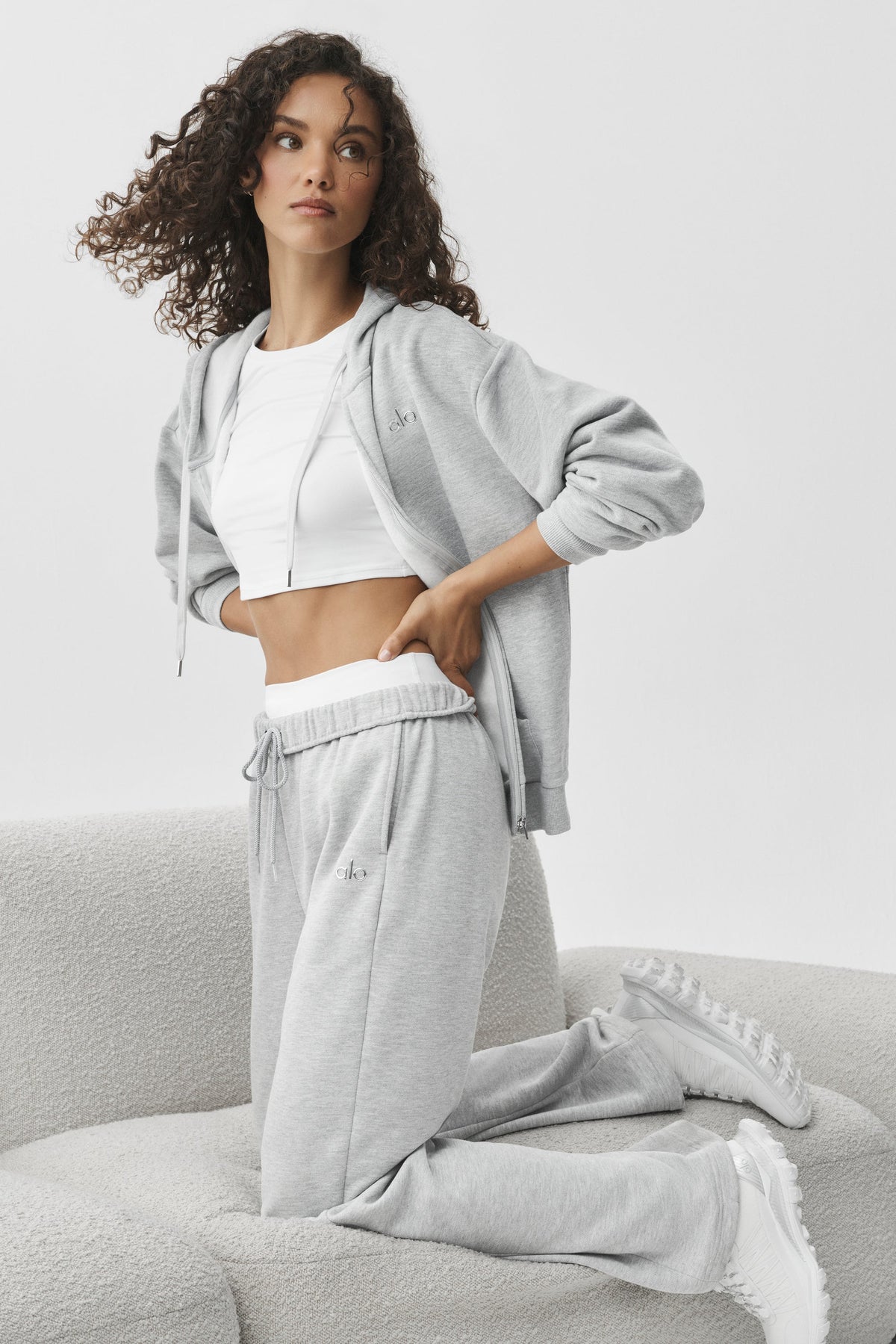 Alo Yoga Accolade Full Zip Hoodie - Athletic Heather Grey - imagen 5