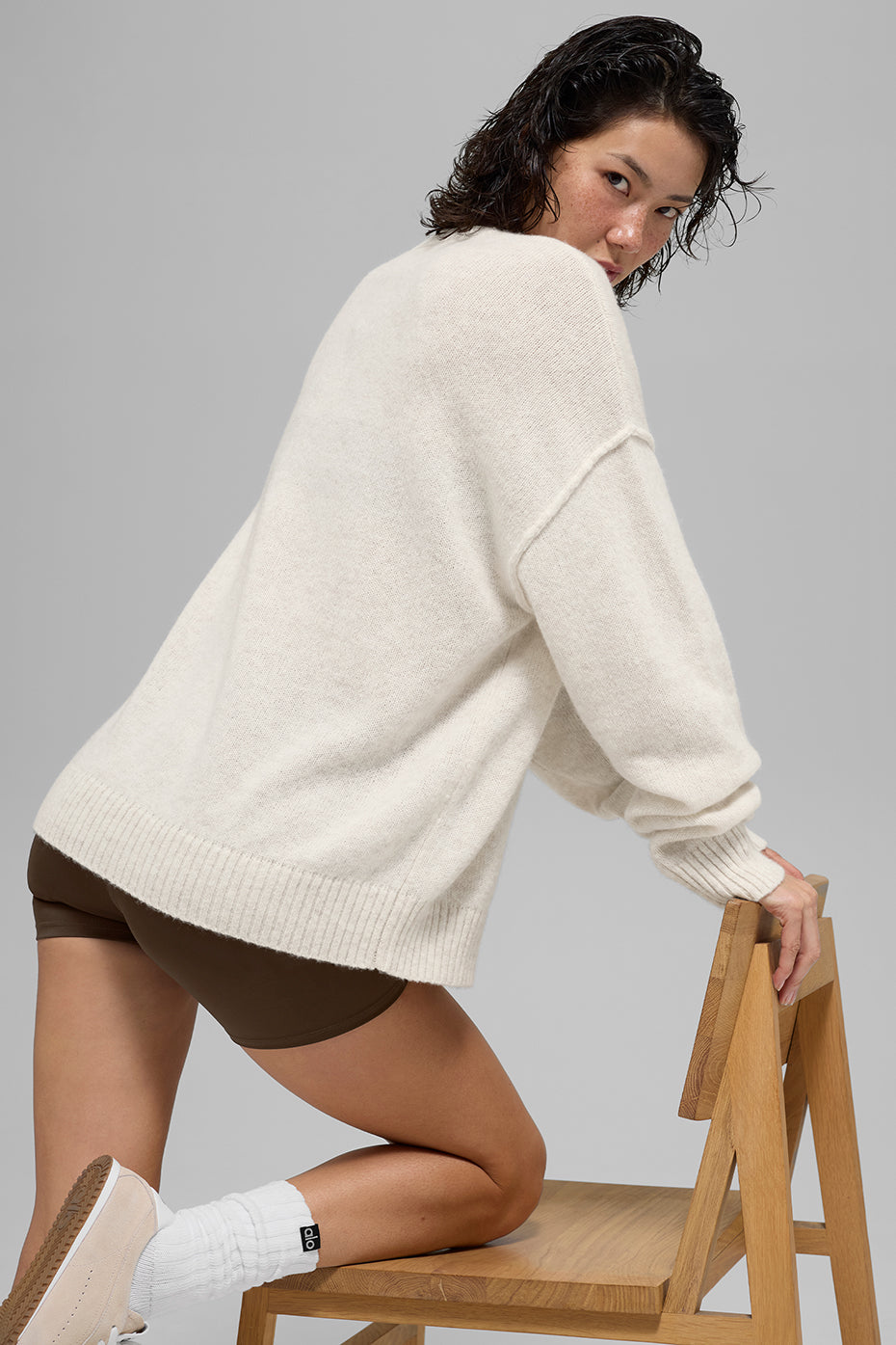 Alo Yoga Unisex Wool Cashmere New Class Crewneck Sweater - Bone Heather - imagen 3