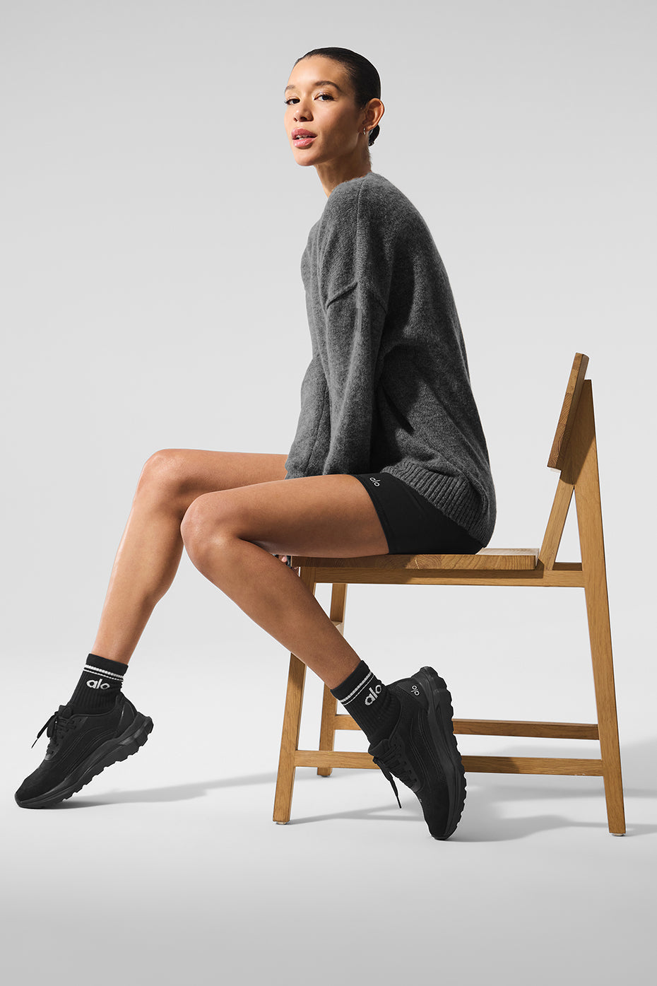 Alo Yoga Unisex Wool Cashmere New Class Crewneck Sweater - Platinum Grey - imagen 4