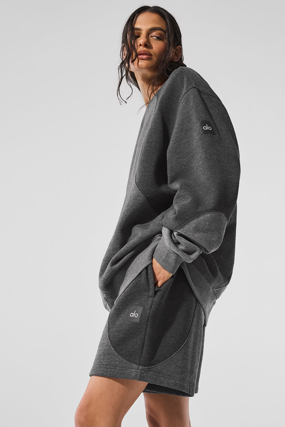 Alo Yoga Make Waves Crew Neck Pullover - Dark Heather Grey Tonal - imagen 4