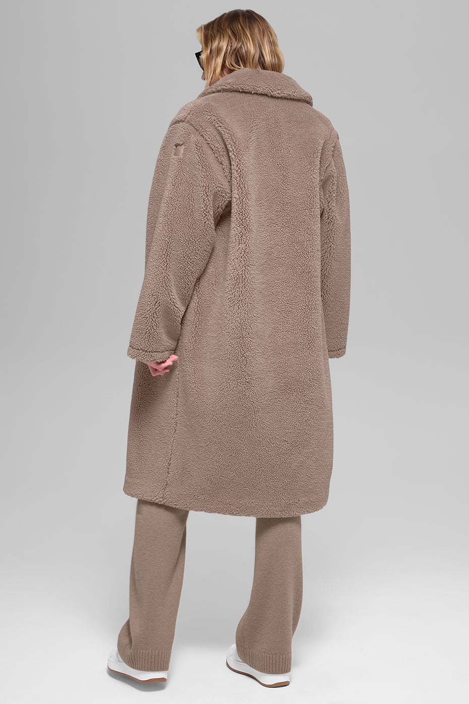 Alo Yoga Oversized Sherpa Trench - Chai Latte - imagen 4