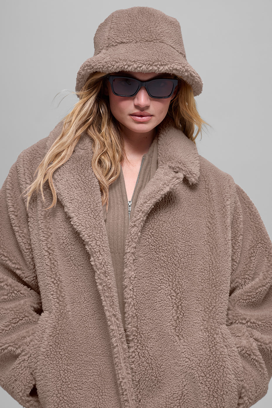 Alo Yoga Oversized Sherpa Trench - Chai Latte - imagen 2