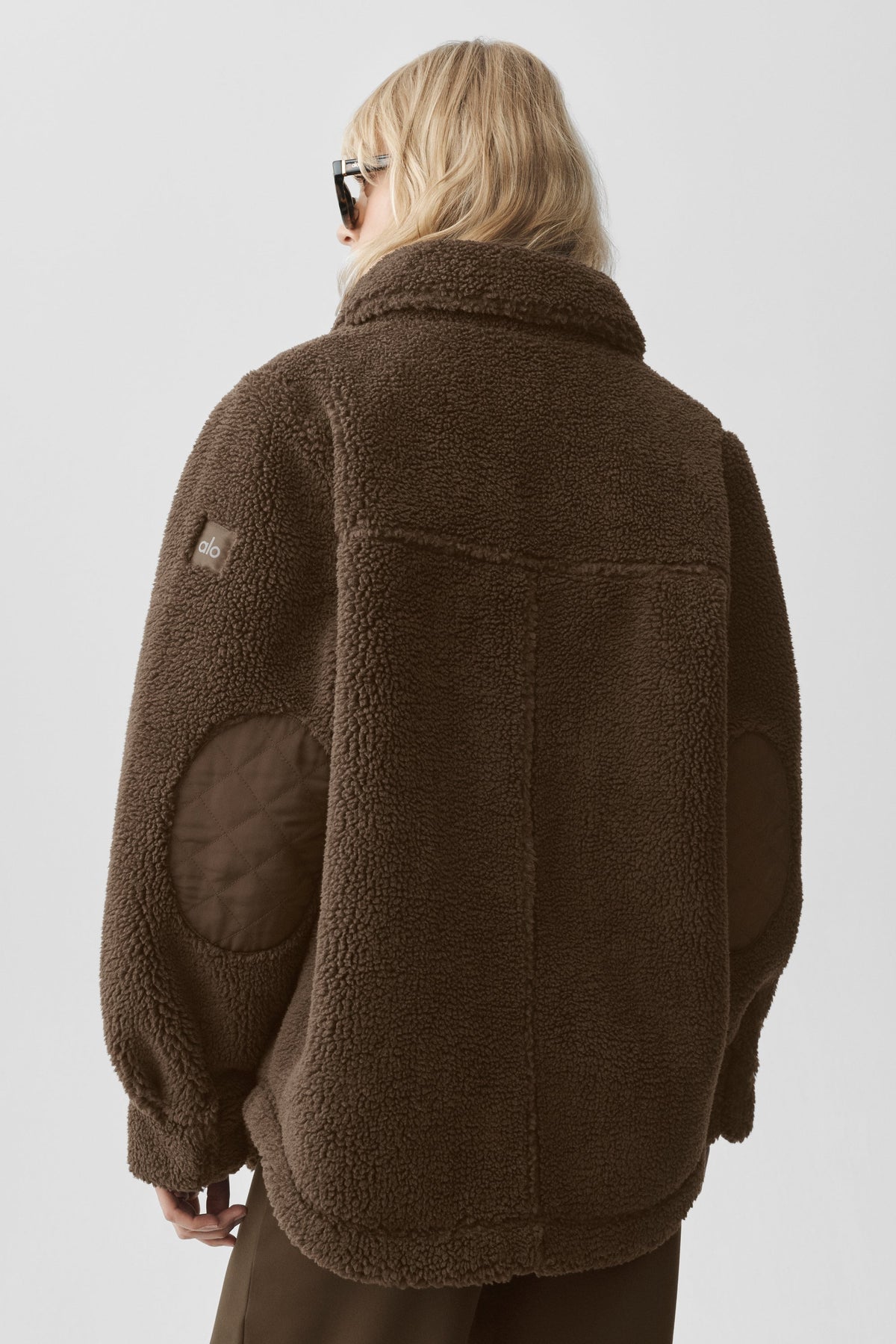 Alo Yoga Sherpa Edge Shacket - Espresso - imagen 2