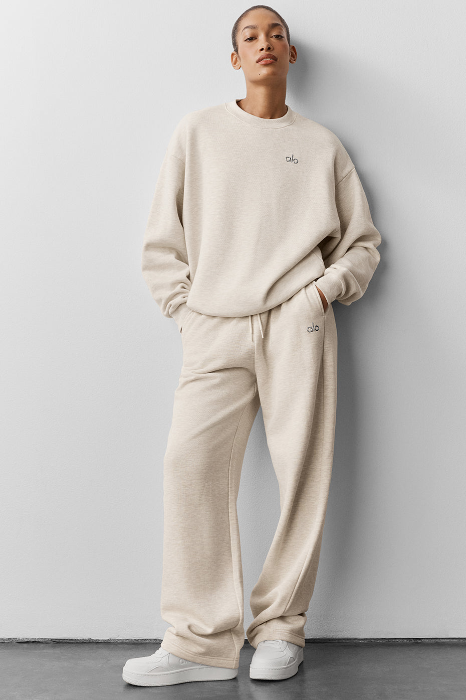 Alo Yoga Accolade Straight Leg Sweatpant - Oatmeal Heather - imagen 5