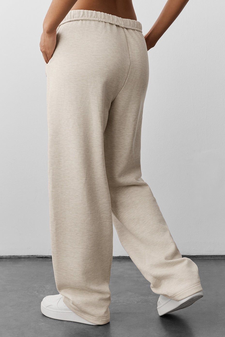 Alo Yoga Accolade Straight Leg Sweatpant - Oatmeal Heather - imagen 2