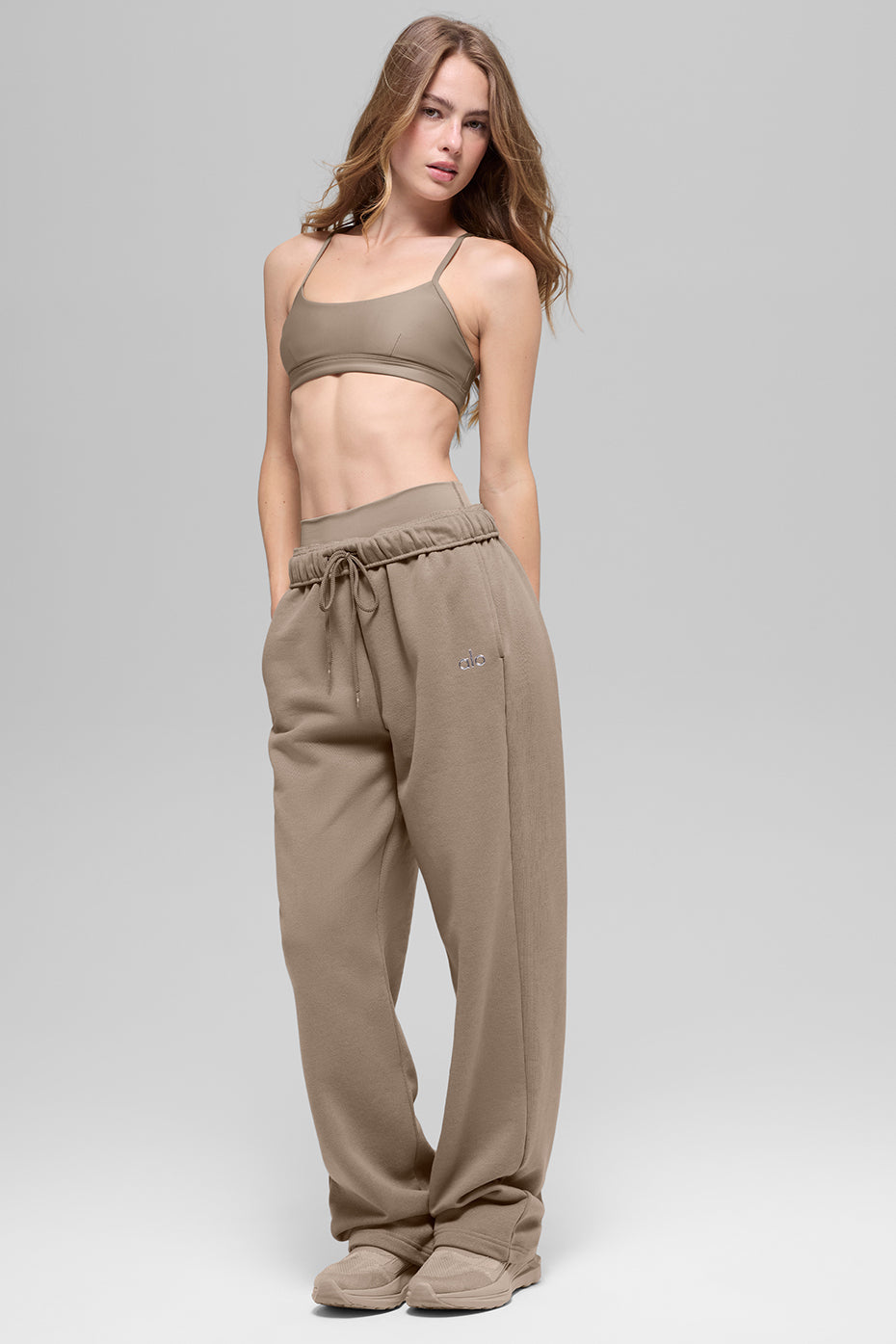 Alo Yoga Accolade Straight Leg Sweatpant - Gravel - imagen 4