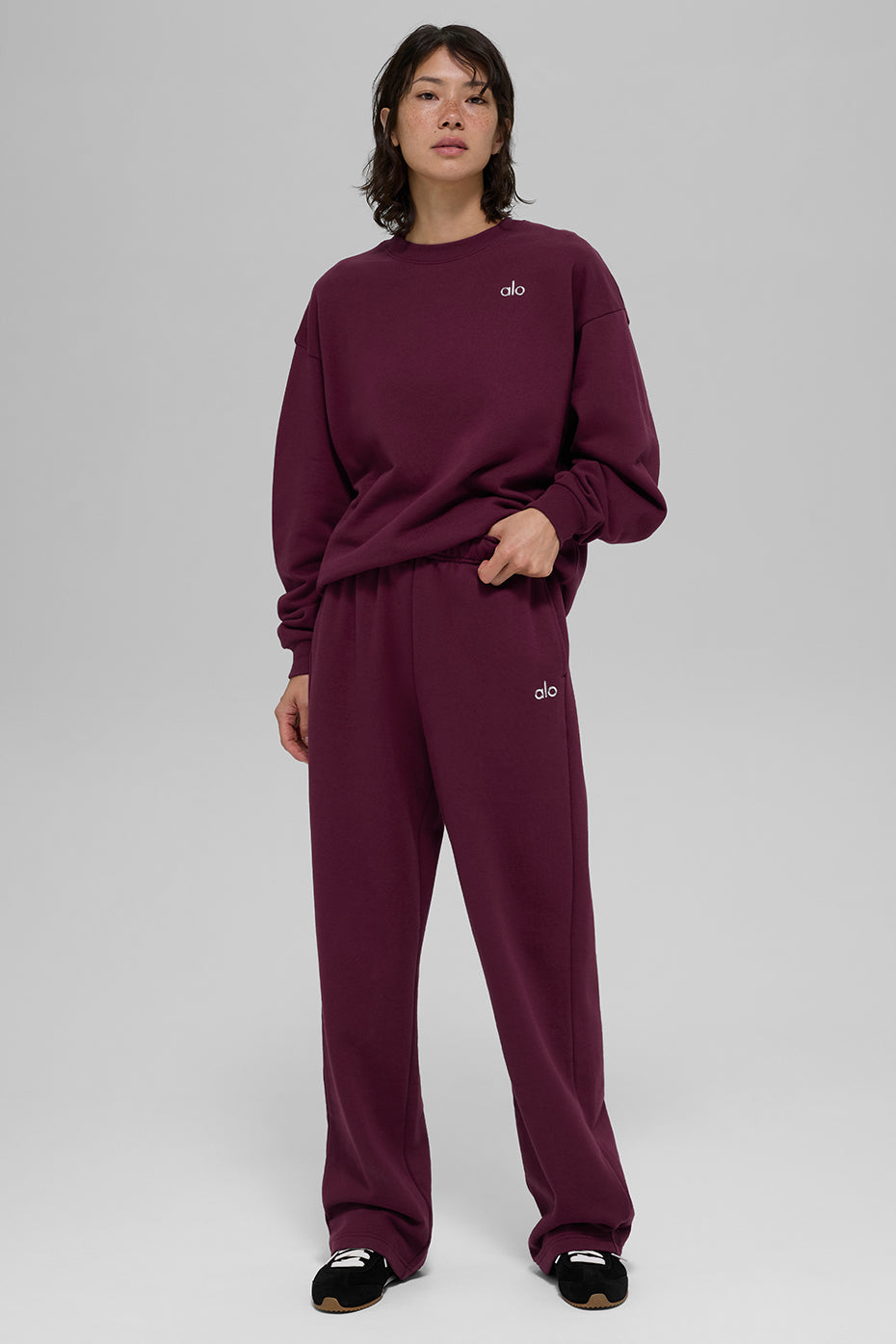 Alo Yoga Accolade Straight Leg Sweatpant - Burgundy - imagen 5