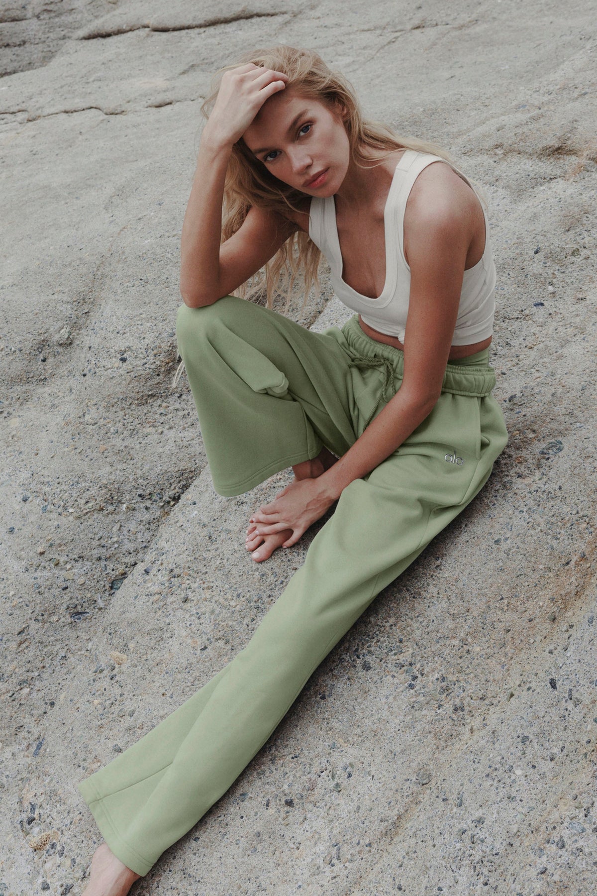 Alo Yoga Accolade Straight Leg Sweatpant - Dune Grass - imagen 1