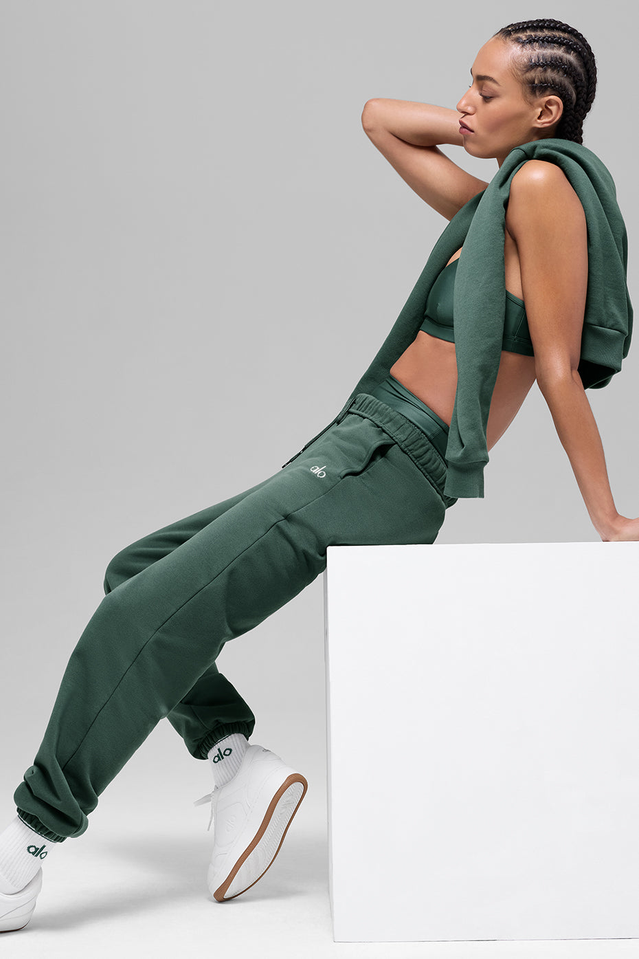 Alo Yoga Accolade Sweatpant - Clover Green - imagen 4
