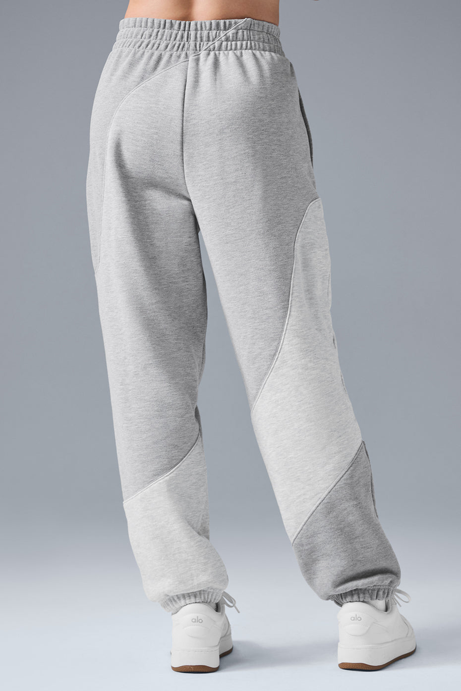 Alo Yoga Make Waves Sweatpant - Athletic Heather Grey Tonal - imagen 2