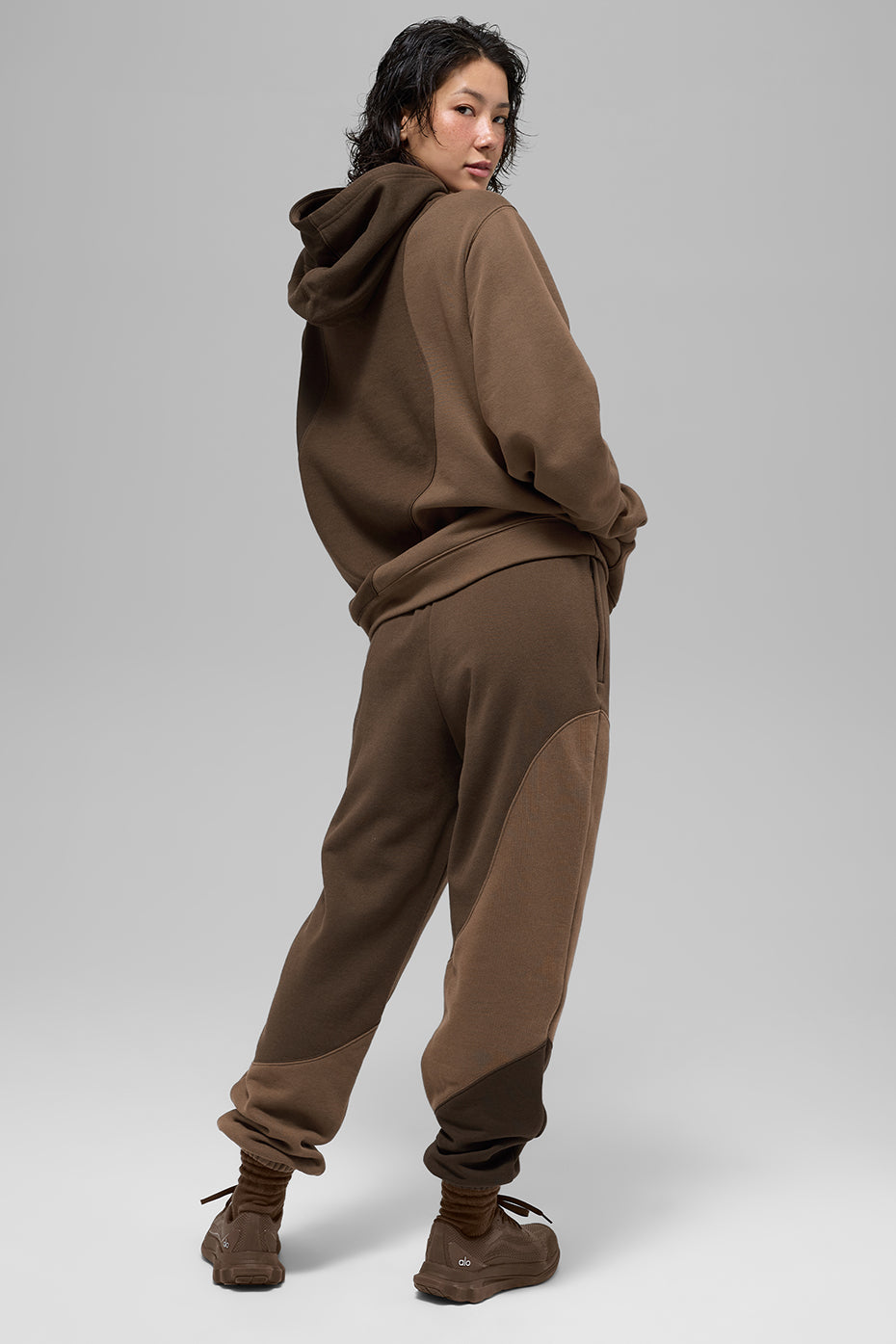 Alo Yoga Make Waves Sweatpant - Espresso Tonal - imagen 4