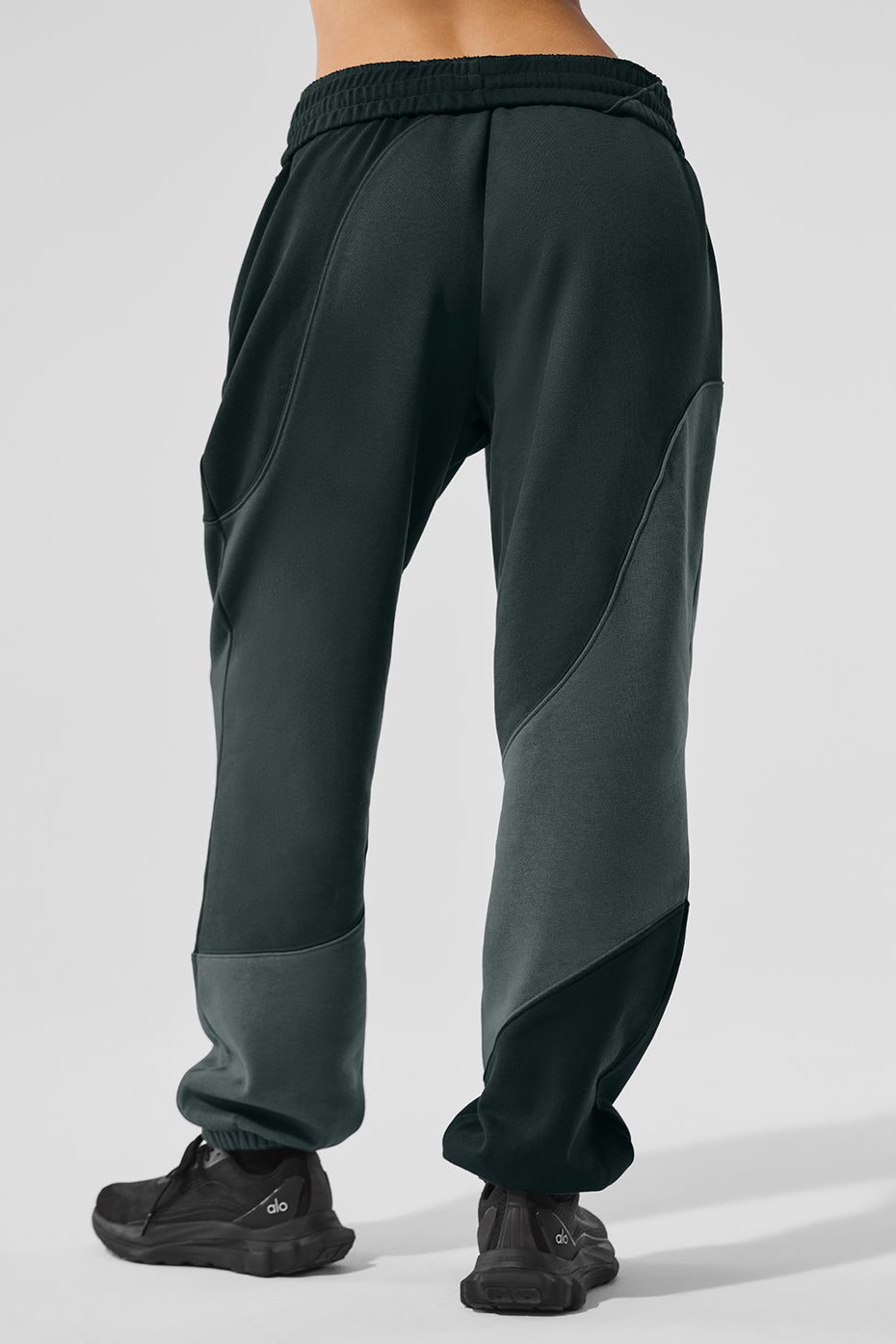 Alo Yoga Make Waves Sweatpant - Charcoal Green Tonal - imagen 2