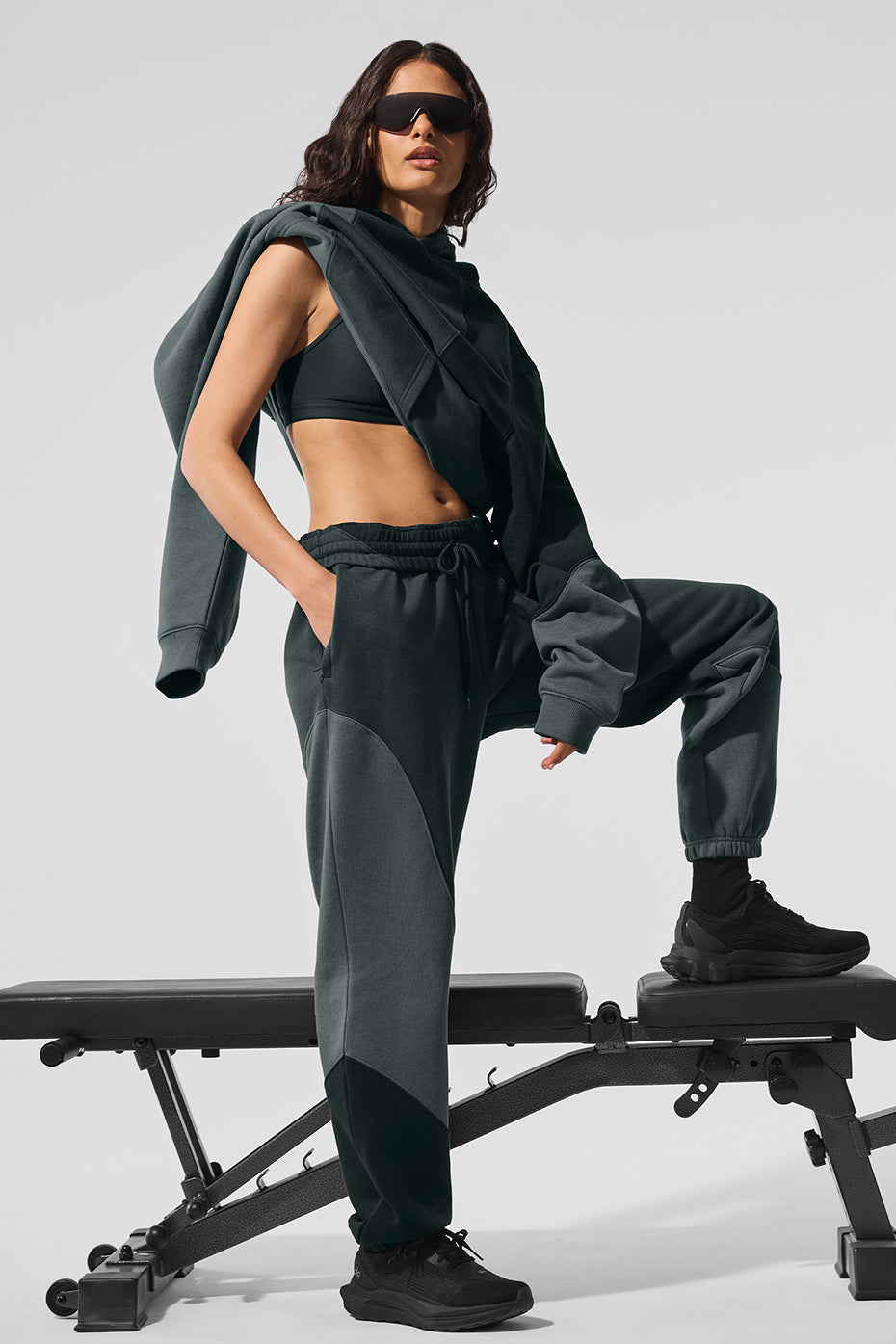 Alo Yoga Make Waves Sweatpant - Charcoal Green Tonal - imagen 4
