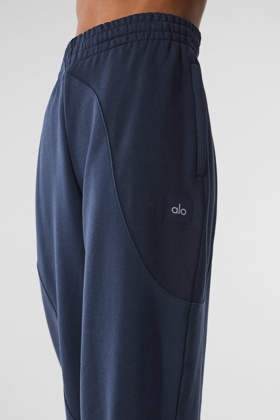 Alo Yoga Make Waves Sweatpant - Navy Tonal - imagen 4