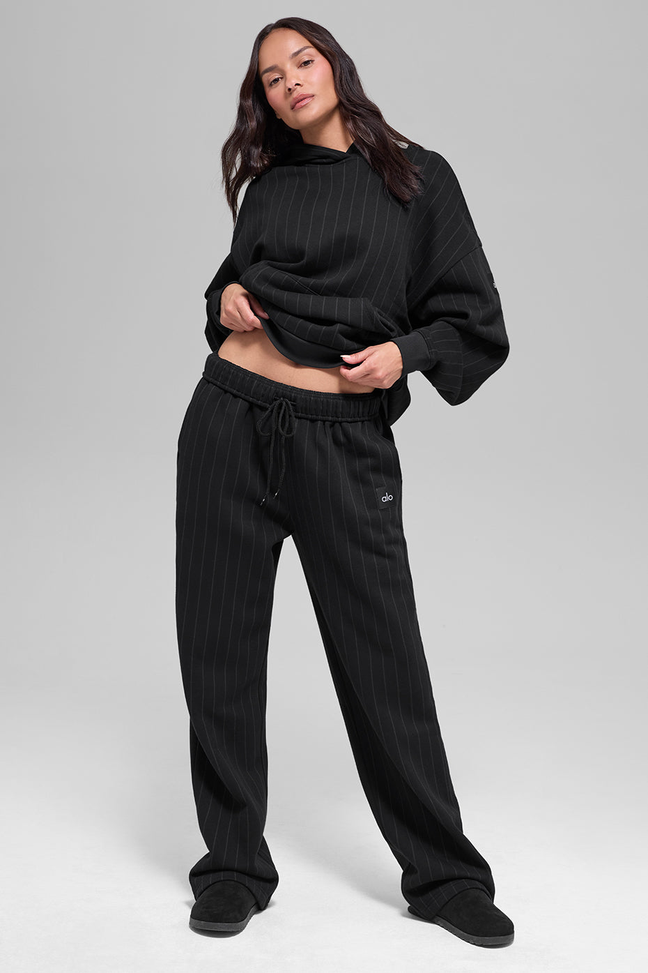 Alo Yoga Pinstripe Straight Leg Sweatpant - Black Pinstripe - imagen 4