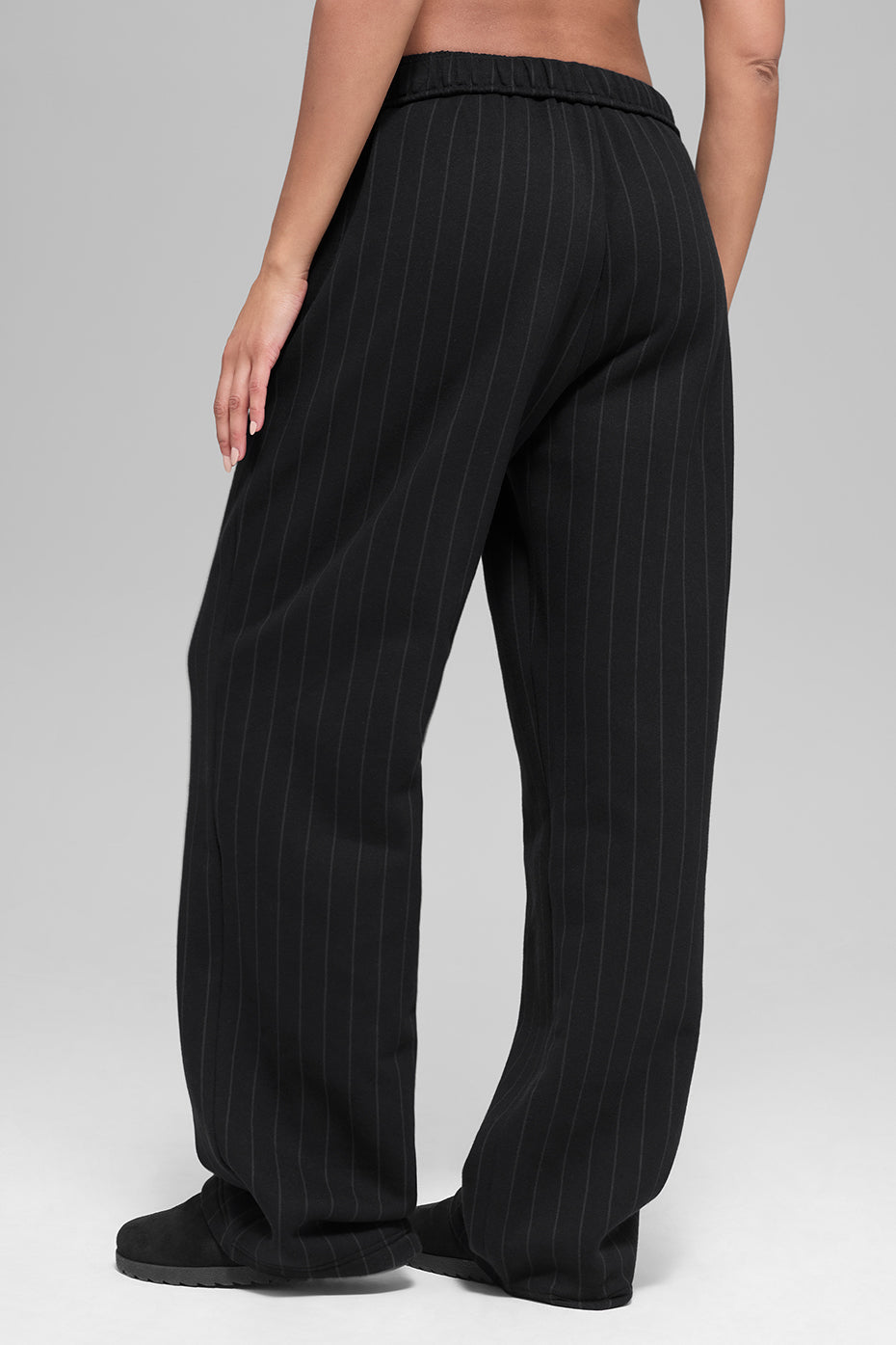 Alo Yoga Pinstripe Straight Leg Sweatpant - Black Pinstripe - imagen 3