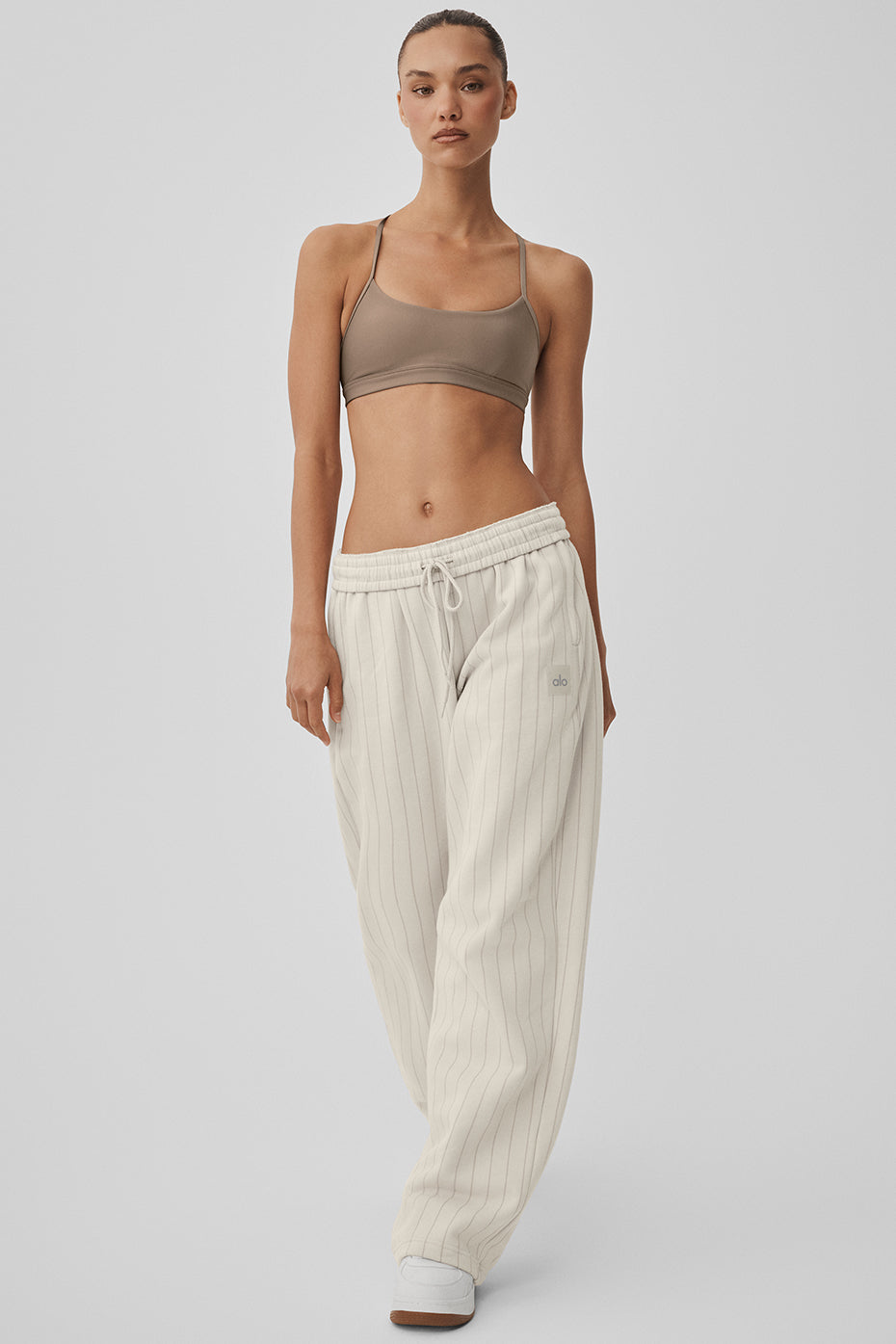 Alo Yoga Pinstripe Straight Leg Sweatpant - Bone Pinstripe - imagen 5