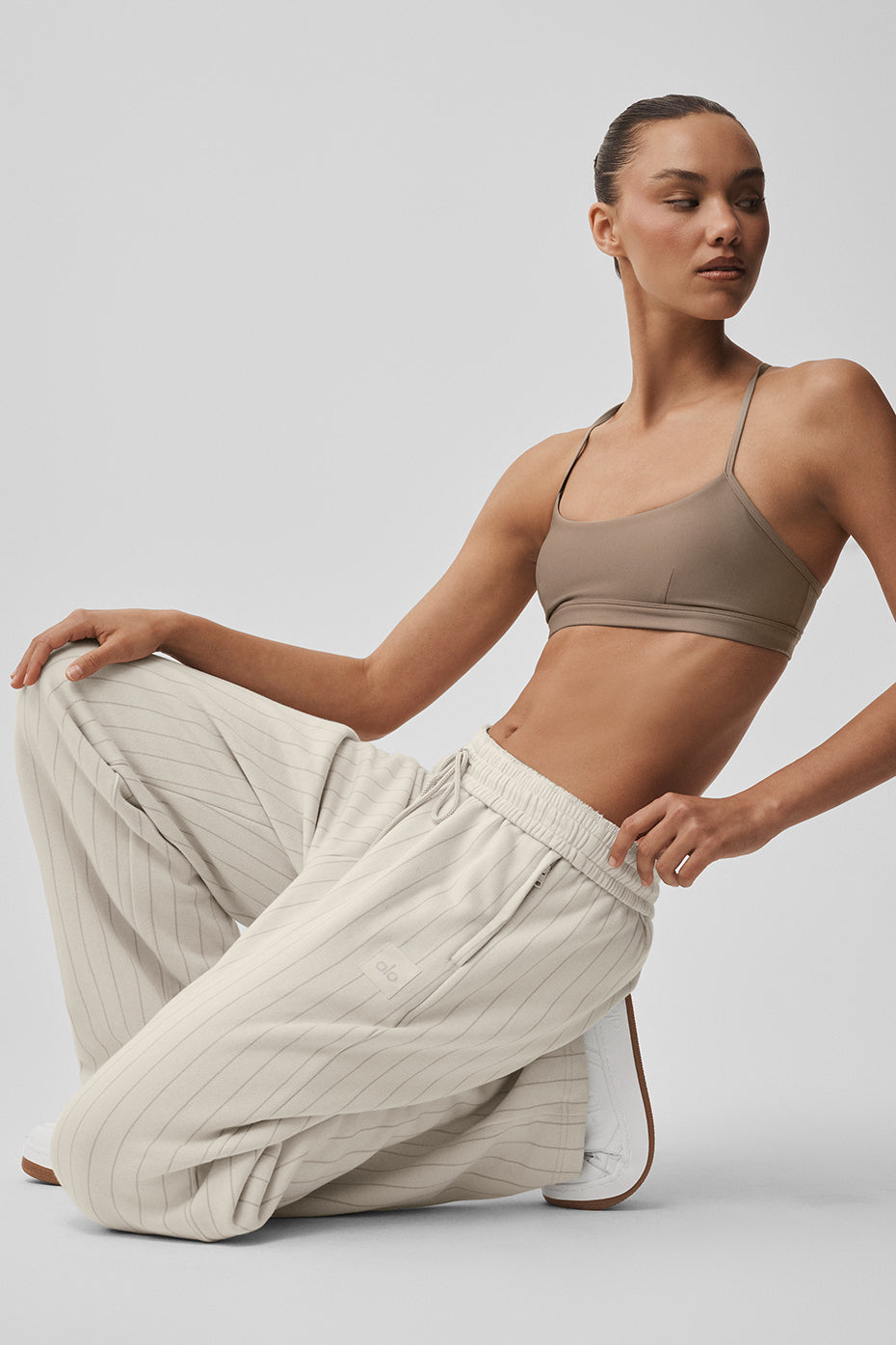 Alo Yoga Pinstripe Straight Leg Sweatpant - Bone Pinstripe - imagen 4