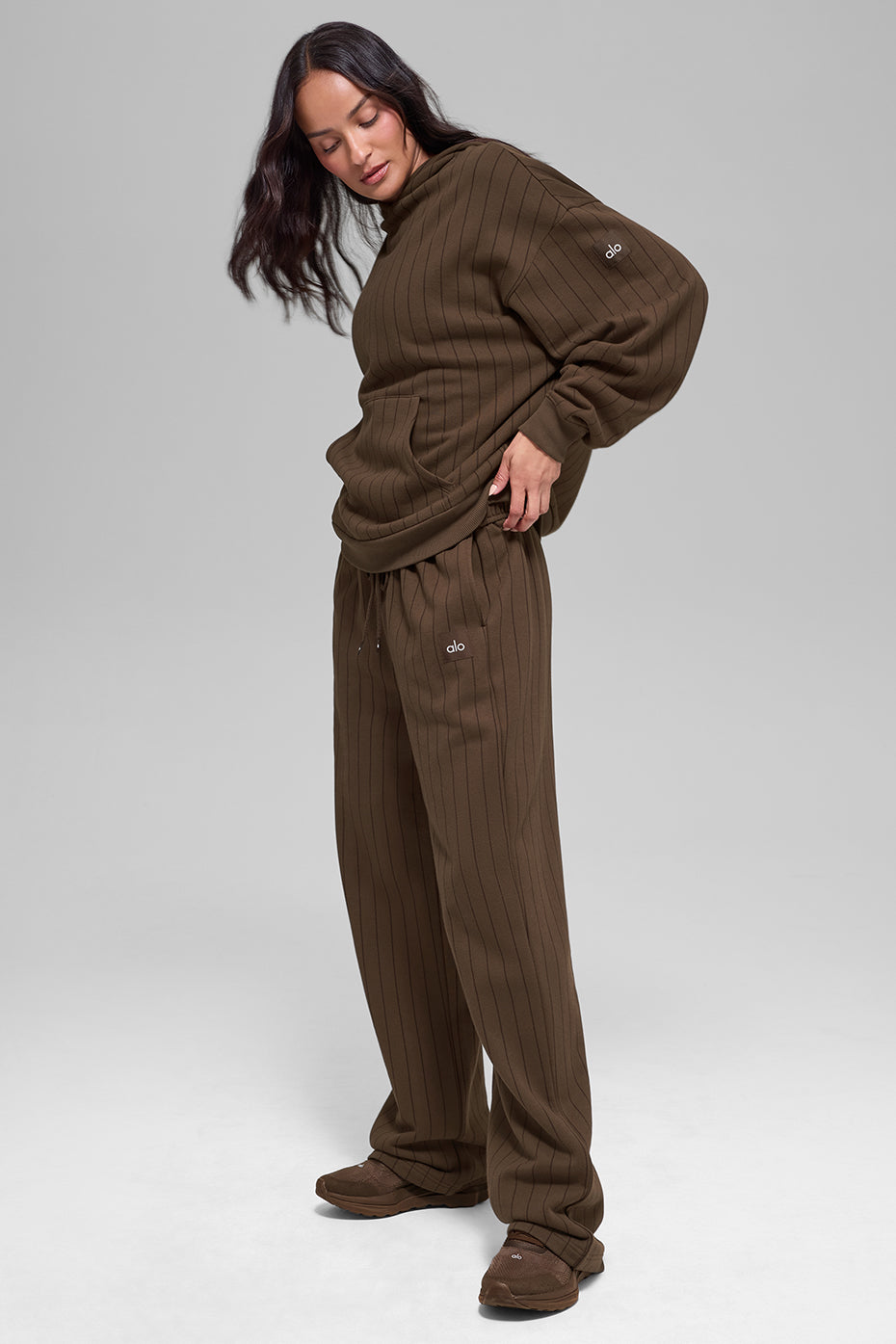 Alo Yoga Pinstripe Straight Leg Sweatpant - Espresso Pinstripe - imagen 5