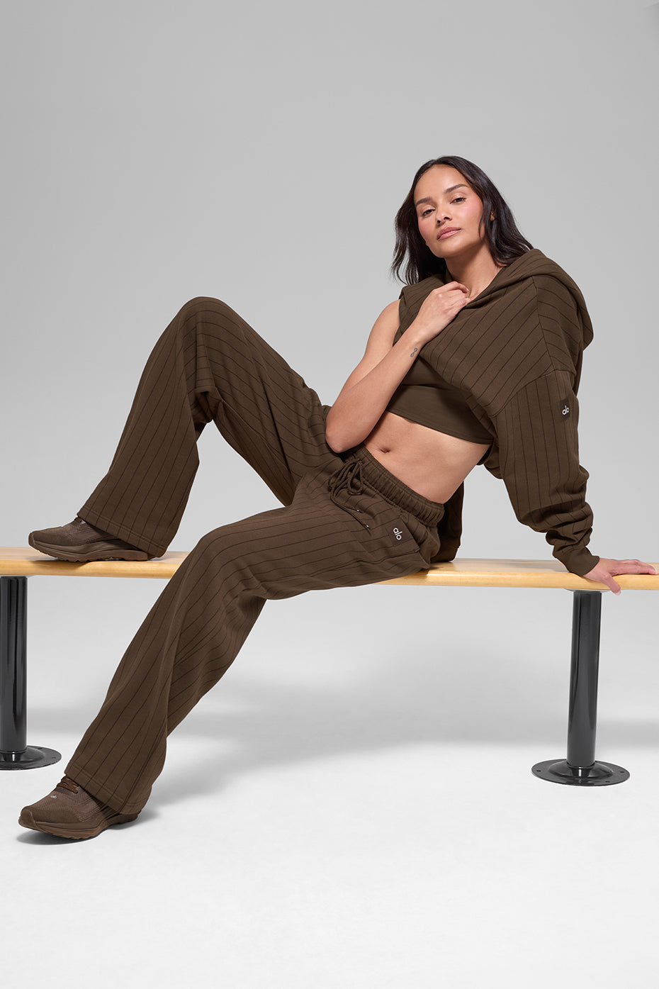 Alo Yoga Pinstripe Straight Leg Sweatpant - Espresso Pinstripe - imagen 4