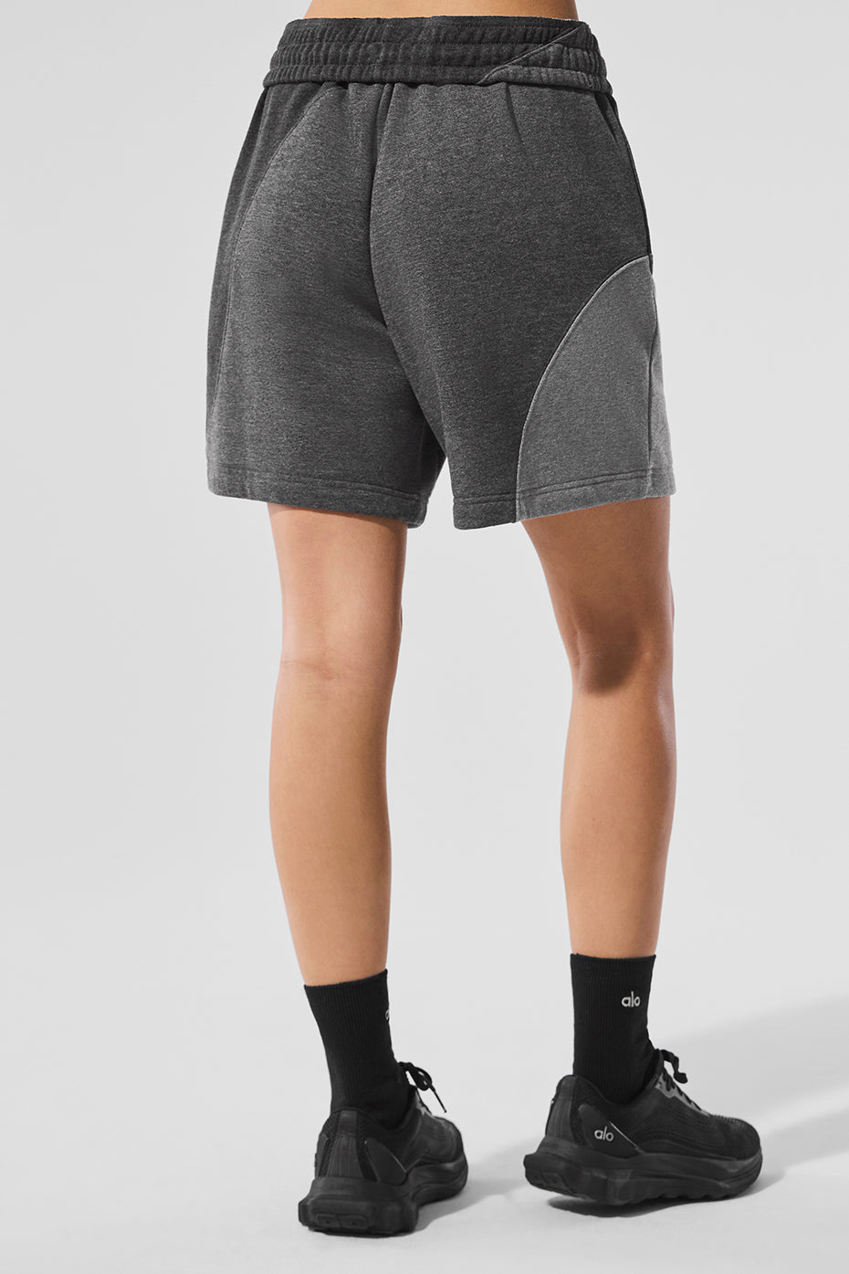 Alo Yoga 7" Make Waves Short - Dark Heather Grey Tonal - imagen 2