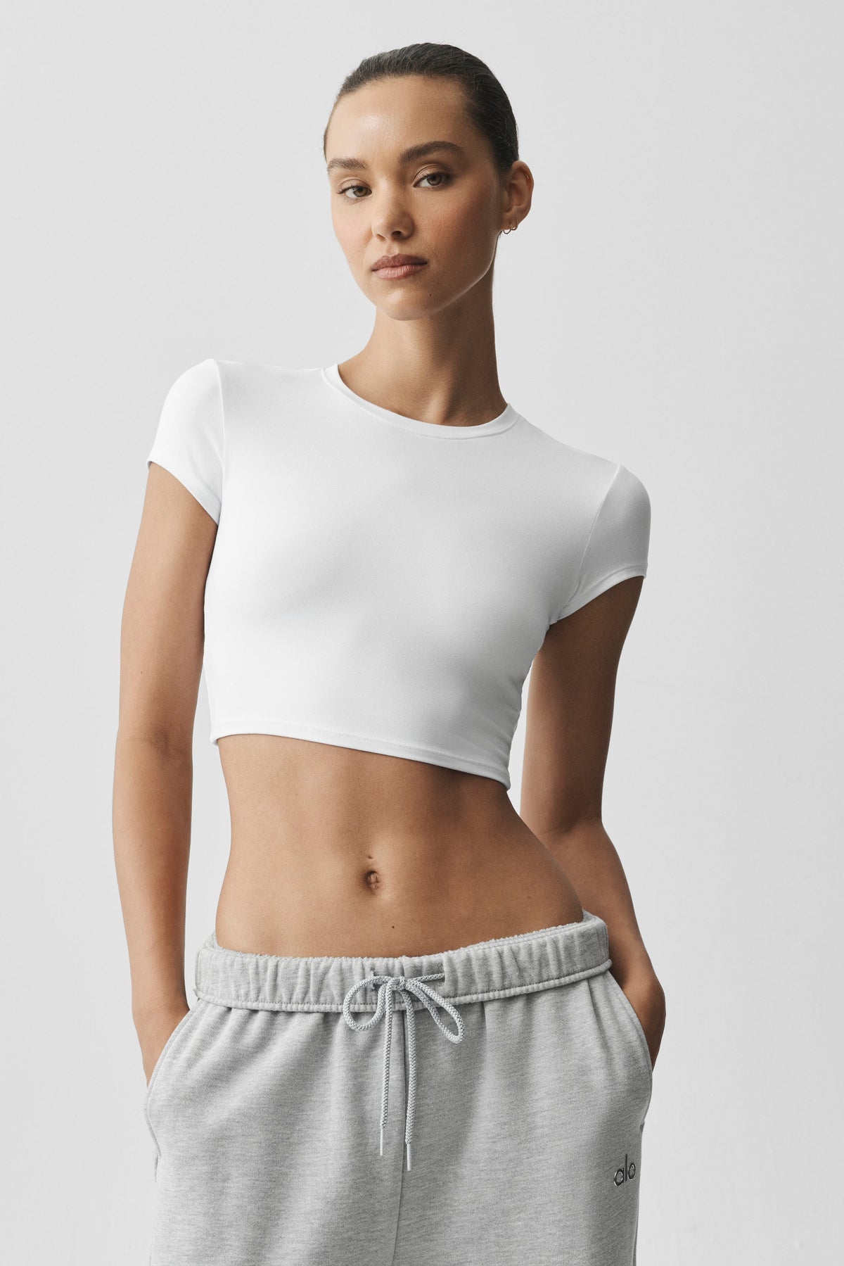 Alo Yoga Alosoft Crop Finesse Short Sleeve - White - imagen 4