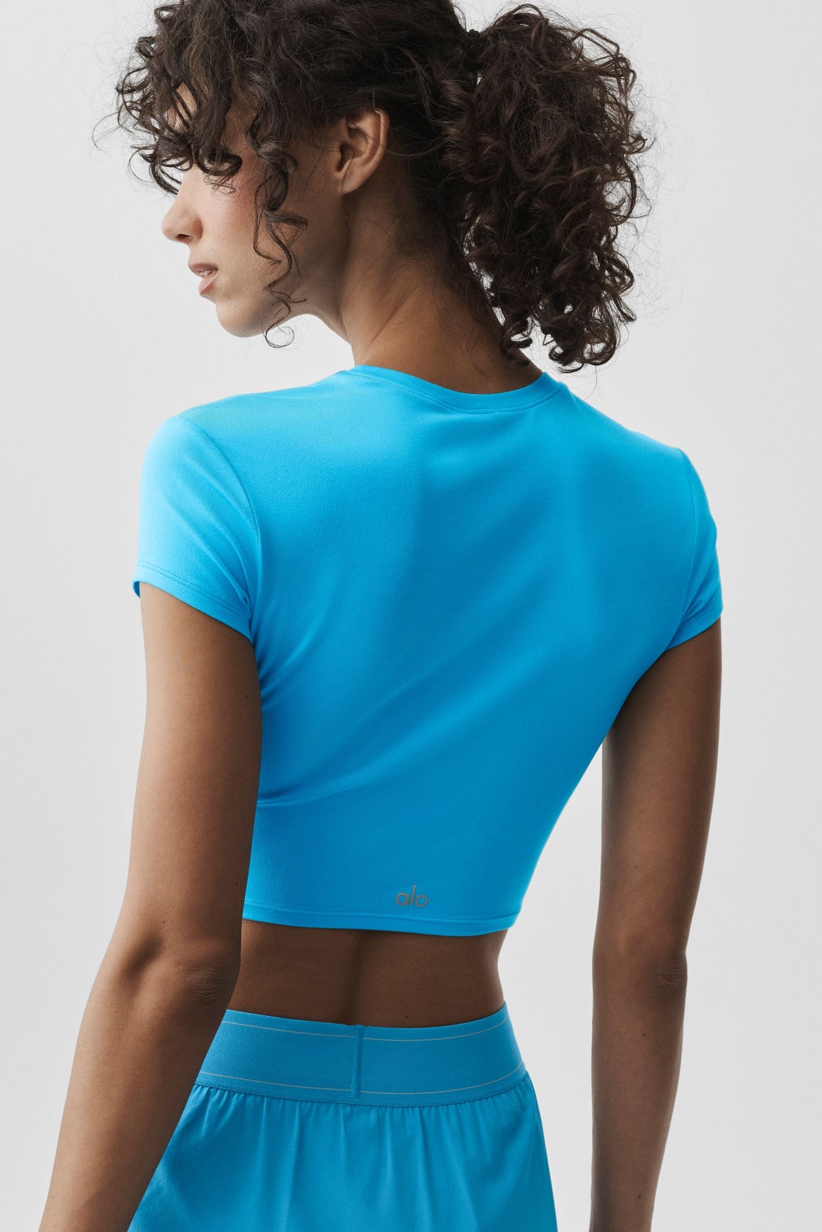 Alo Yoga Alosoft Crop Finesse Short Sleeve - Azure Blue - imagen 2