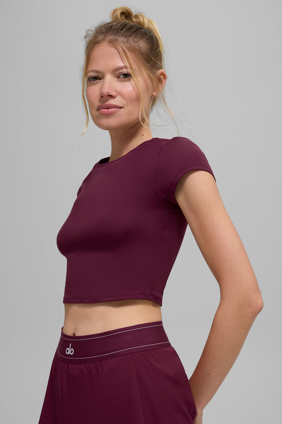 Alo Yoga Alosoft Crop Finesse Short Sleeve - Burgundy - imagen 4