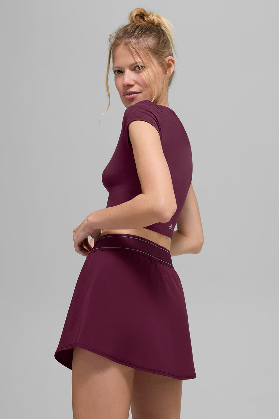 Alo Yoga Alosoft Crop Finesse Short Sleeve - Burgundy - imagen 2