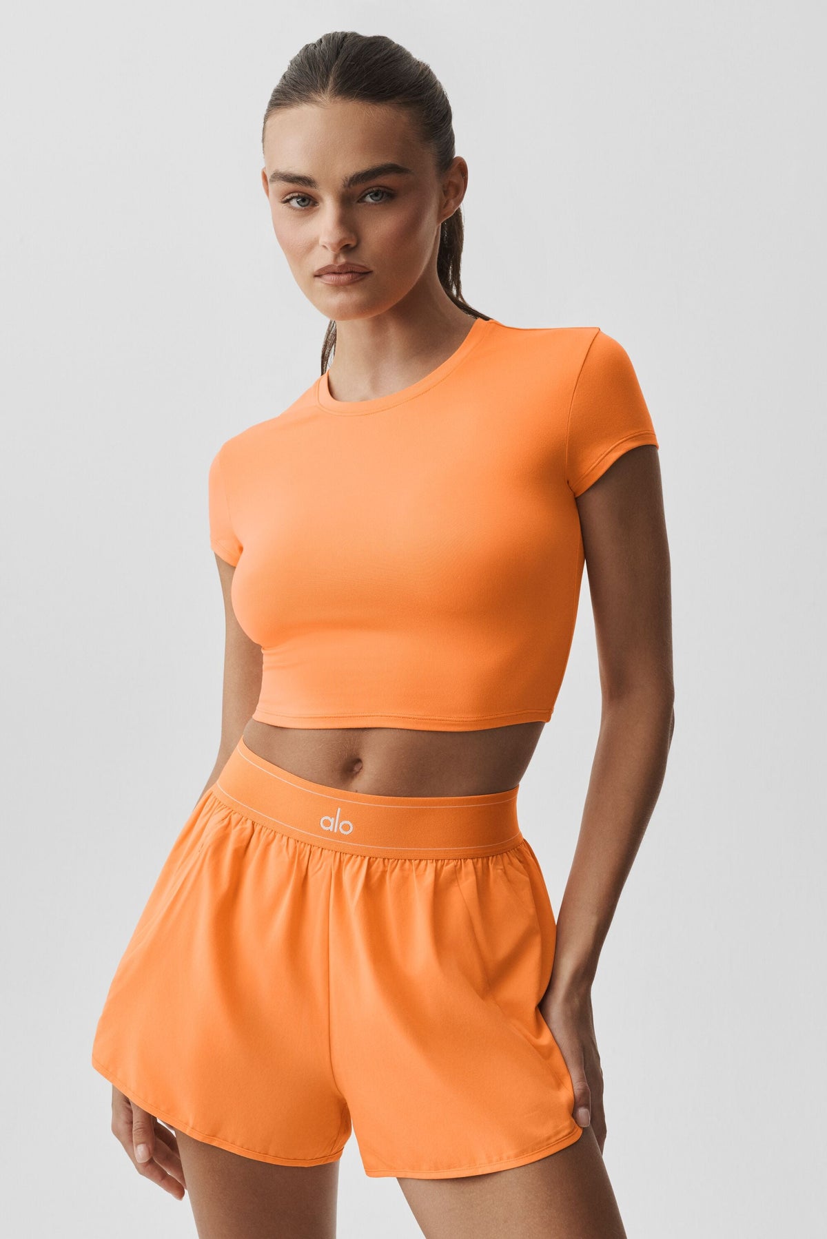 Alo Yoga Alosoft Crop Finesse Short Sleeve - Satsuma Breeze - imagen 2