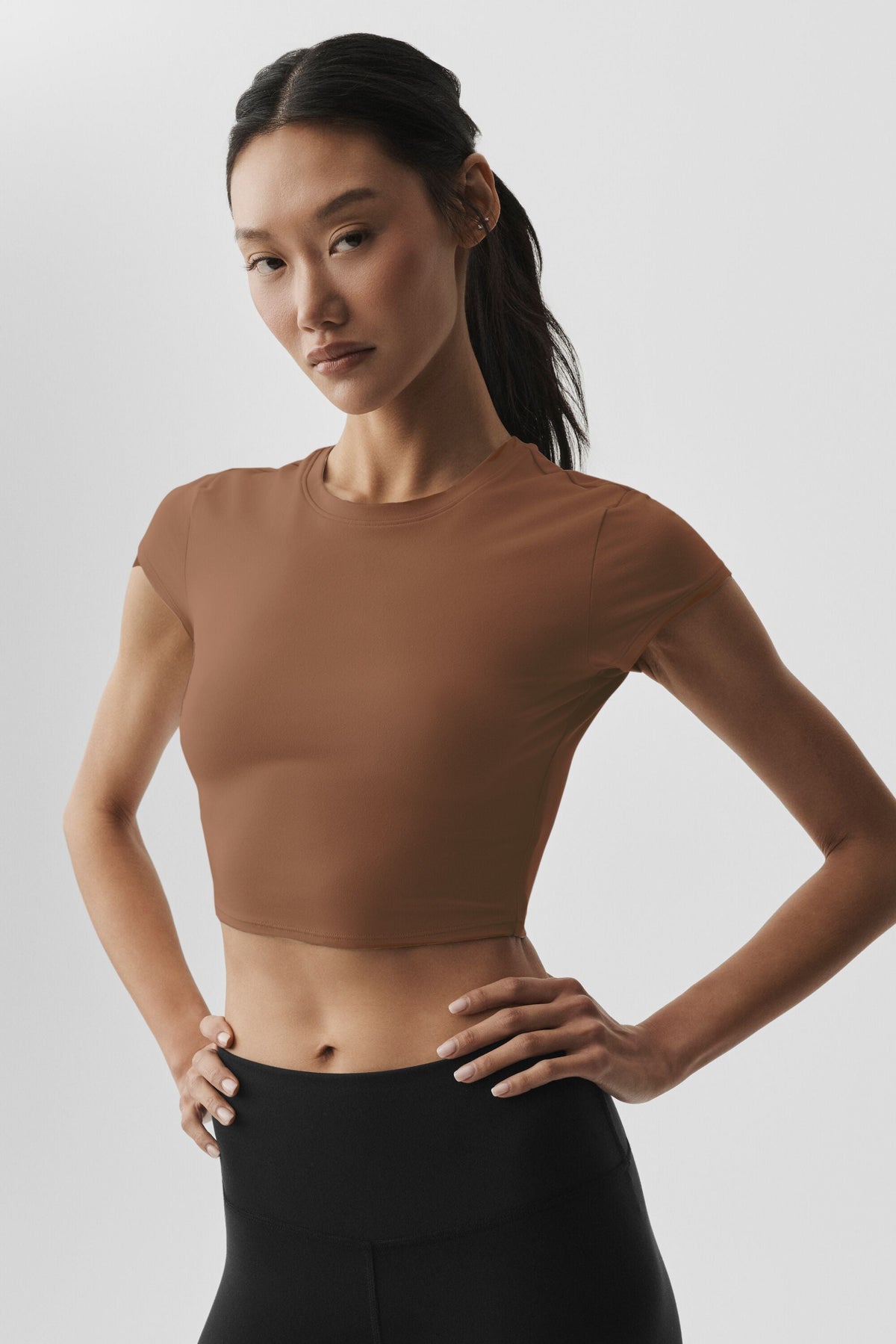 Alo Yoga Alosoft Crop Finesse Short Sleeve - Sun Kissed Brown - imagen 1