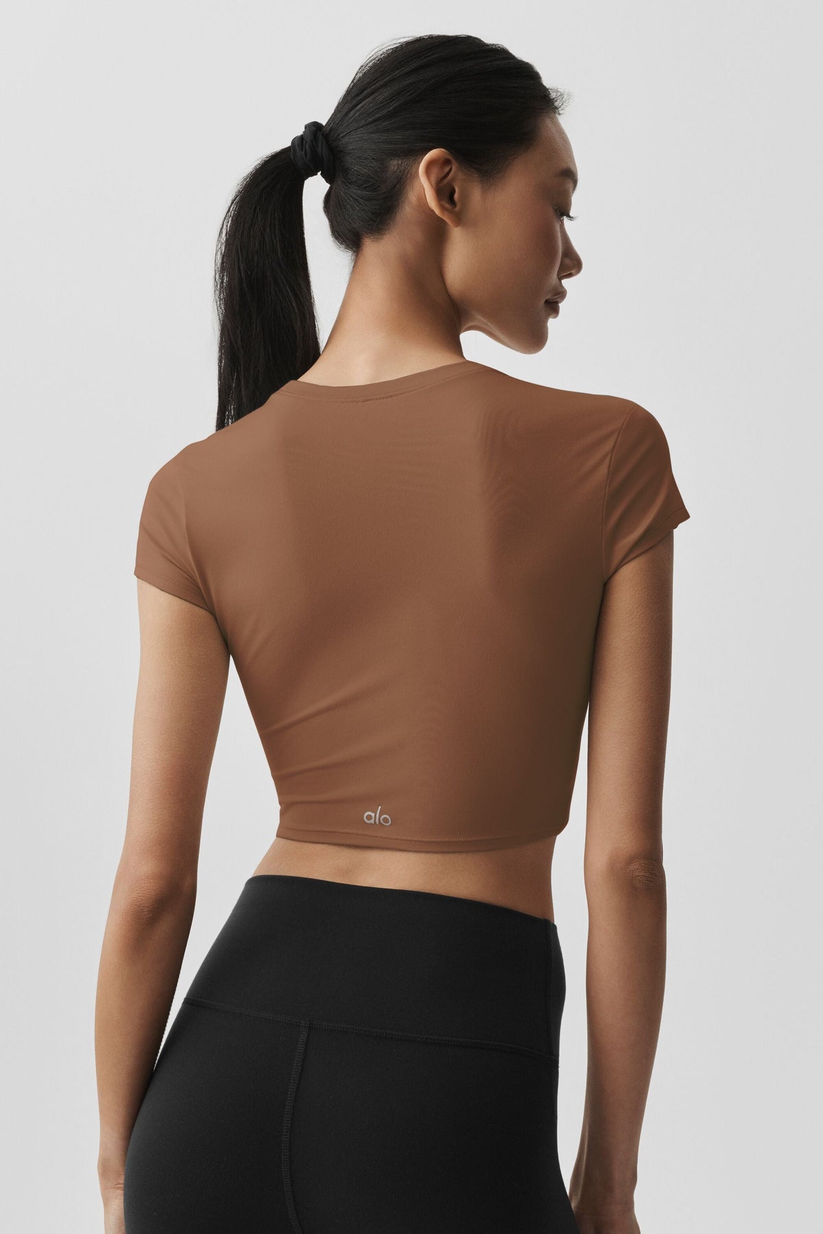 Alo Yoga Alosoft Crop Finesse Short Sleeve - Sun Kissed Brown - imagen 3