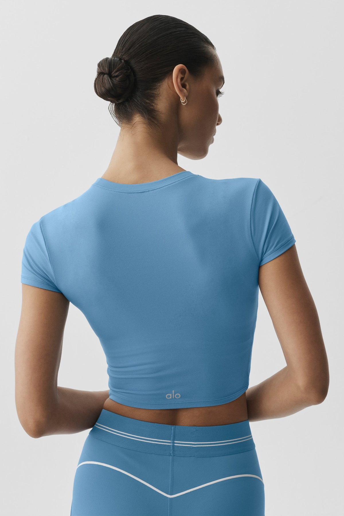 Alo Yoga Alosoft Crop Finesse Short Sleeve - California Blue - imagen 2