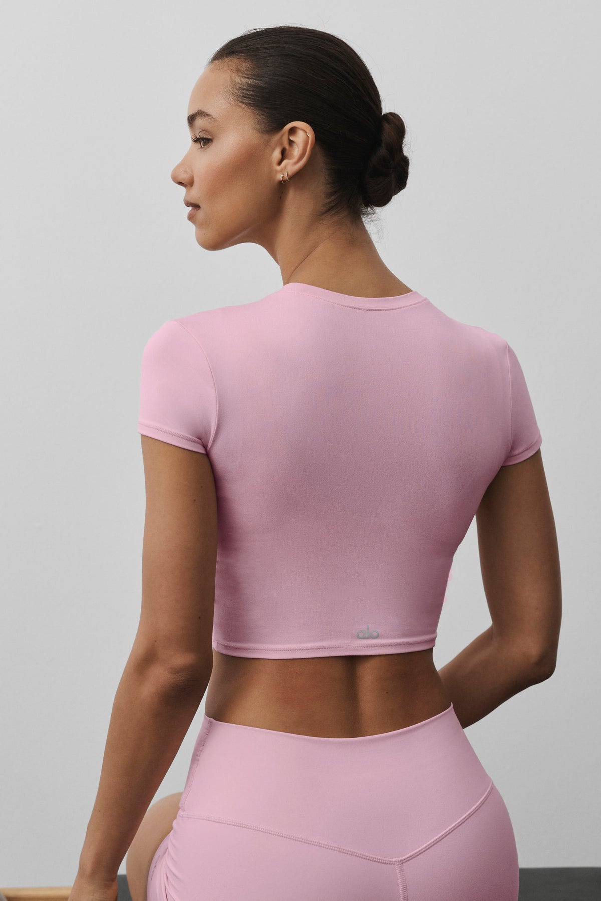 Alo Yoga Alosoft Crop Finesse Short Sleeve - Pink Marshmallow - imagen 2