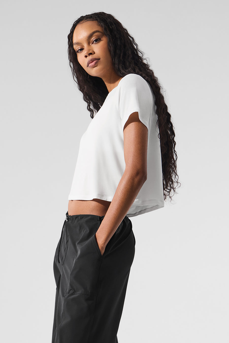 Alo Yoga Cropped All Day Short Sleeve - White - imagen 3