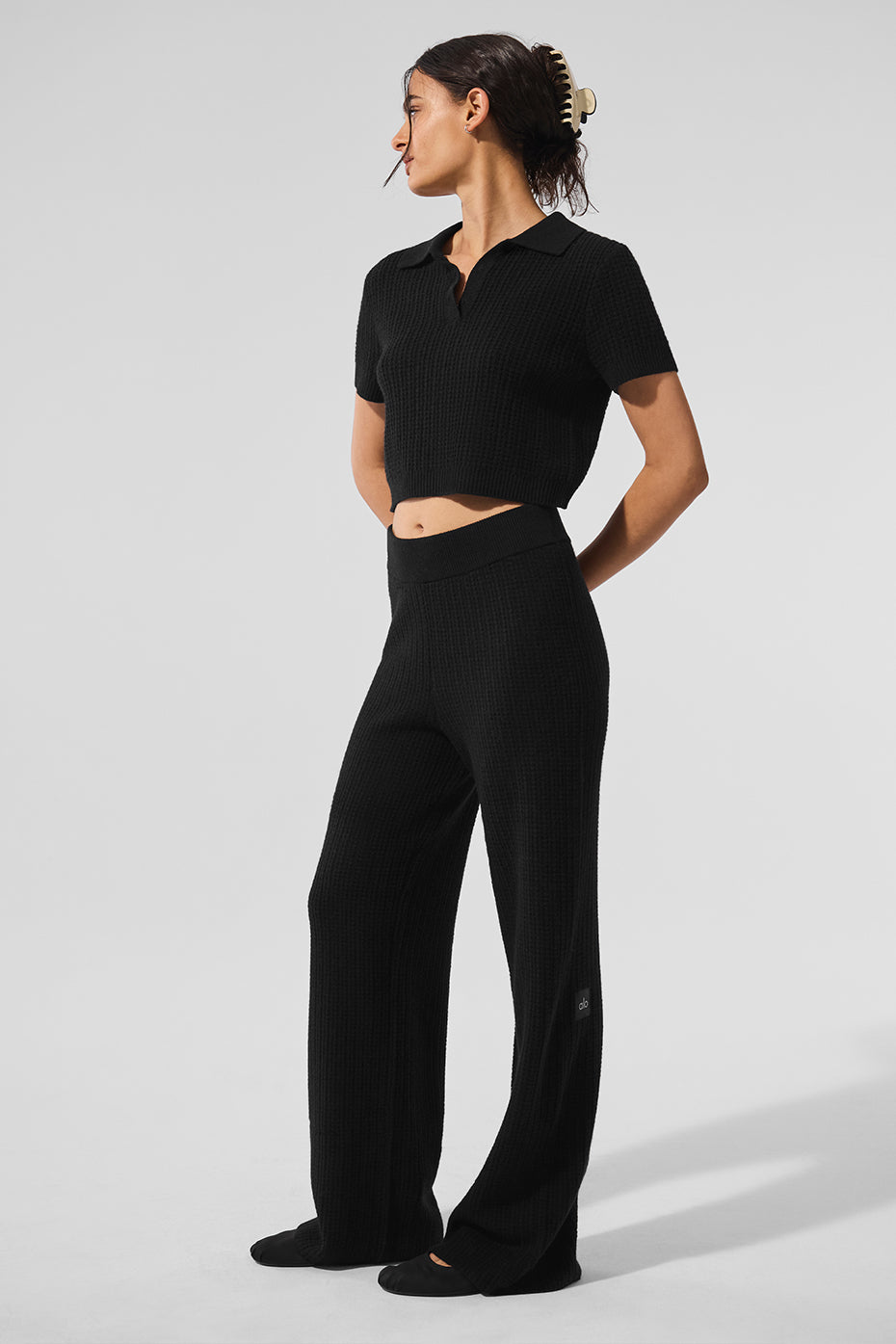 Alo Yoga Cashmere Plush Waffle Polo Tee - Black - imagen 4