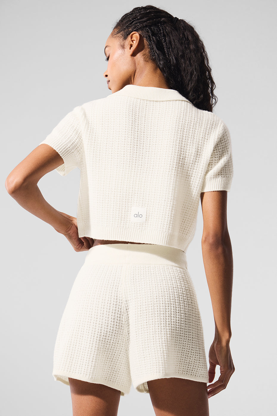 Alo Yoga Cashmere Plush Waffle Polo Tee - Ivory - imagen 3