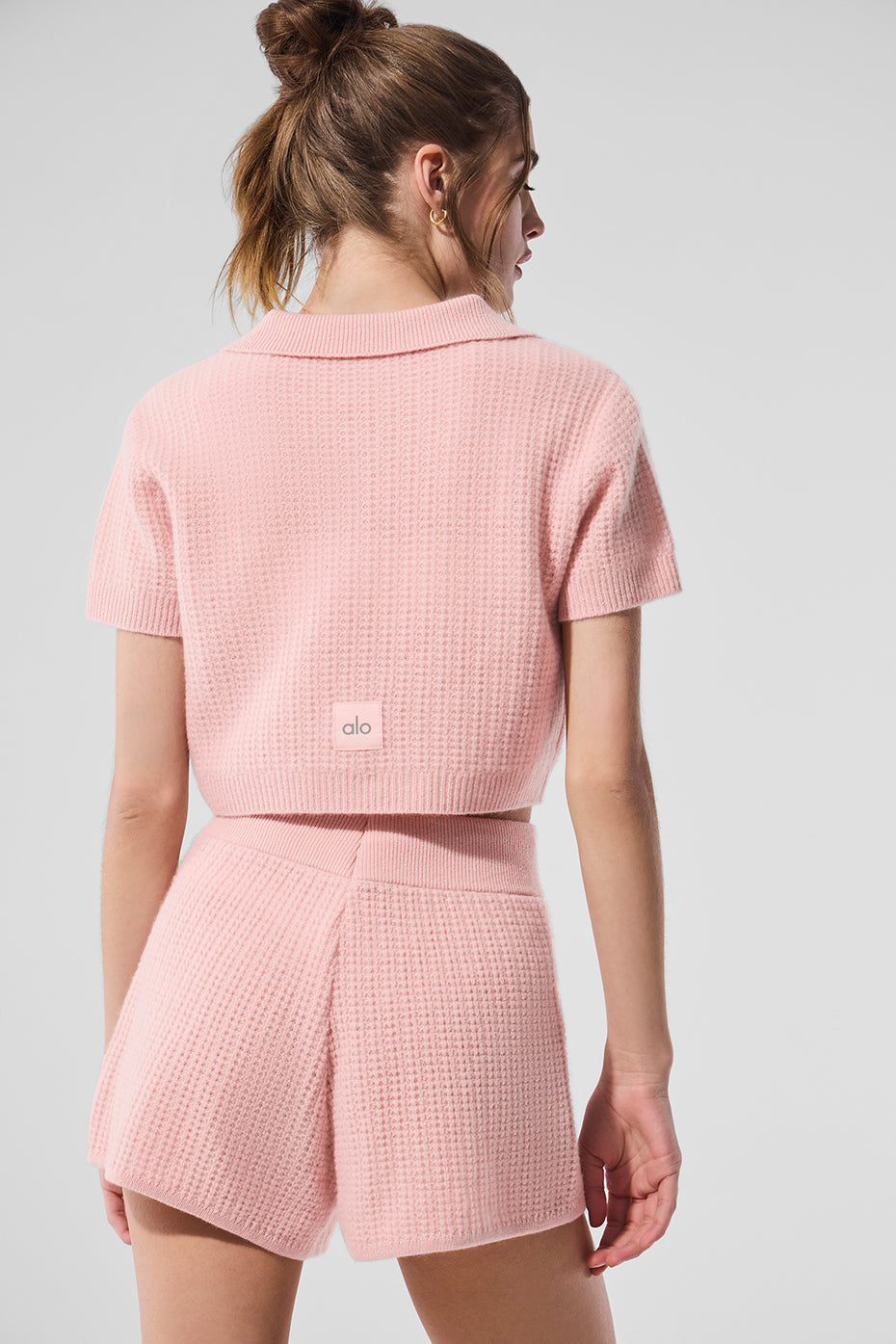 Alo Yoga Cashmere Plush Waffle Polo Tee - Pink Quartz - imagen 3