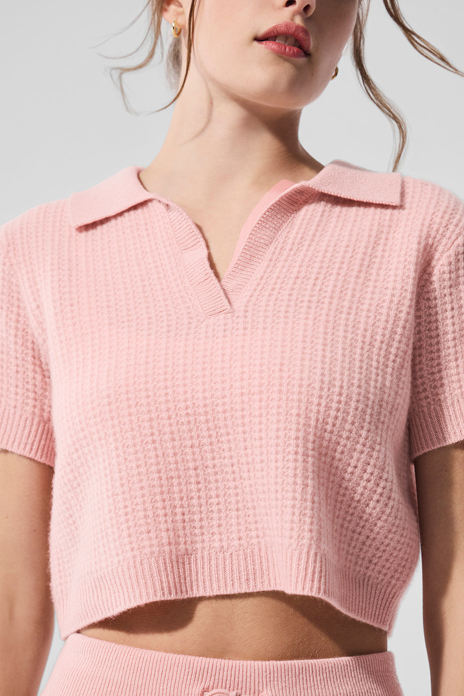 Alo Yoga Cashmere Plush Waffle Polo Tee - Pink Quartz - imagen 4