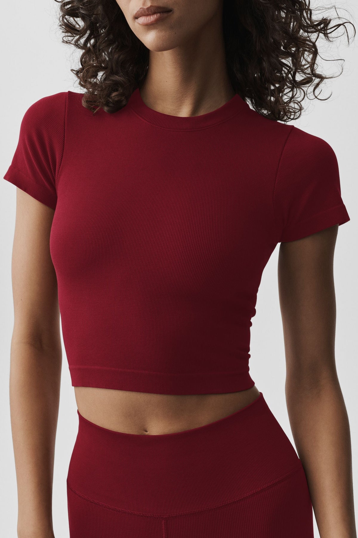 Alo Yoga Seamless Modal Ribbed Cropped Short Sleeve - Summer Romance Red - imagen 3