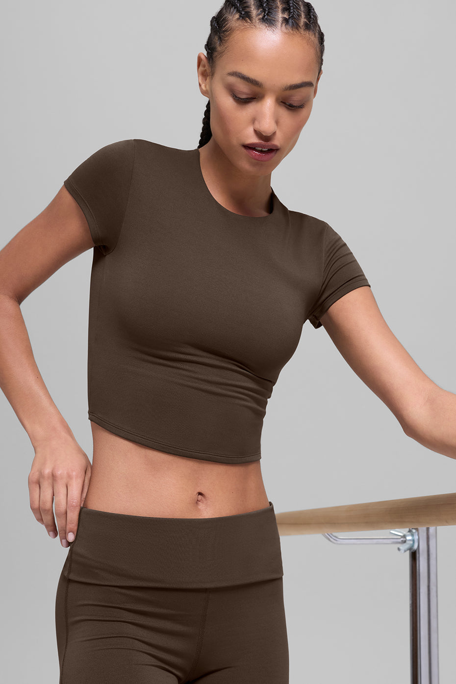 Alo Yoga ALO Softsculpt Precision Short Sleeve Top - Espresso - imagen 3