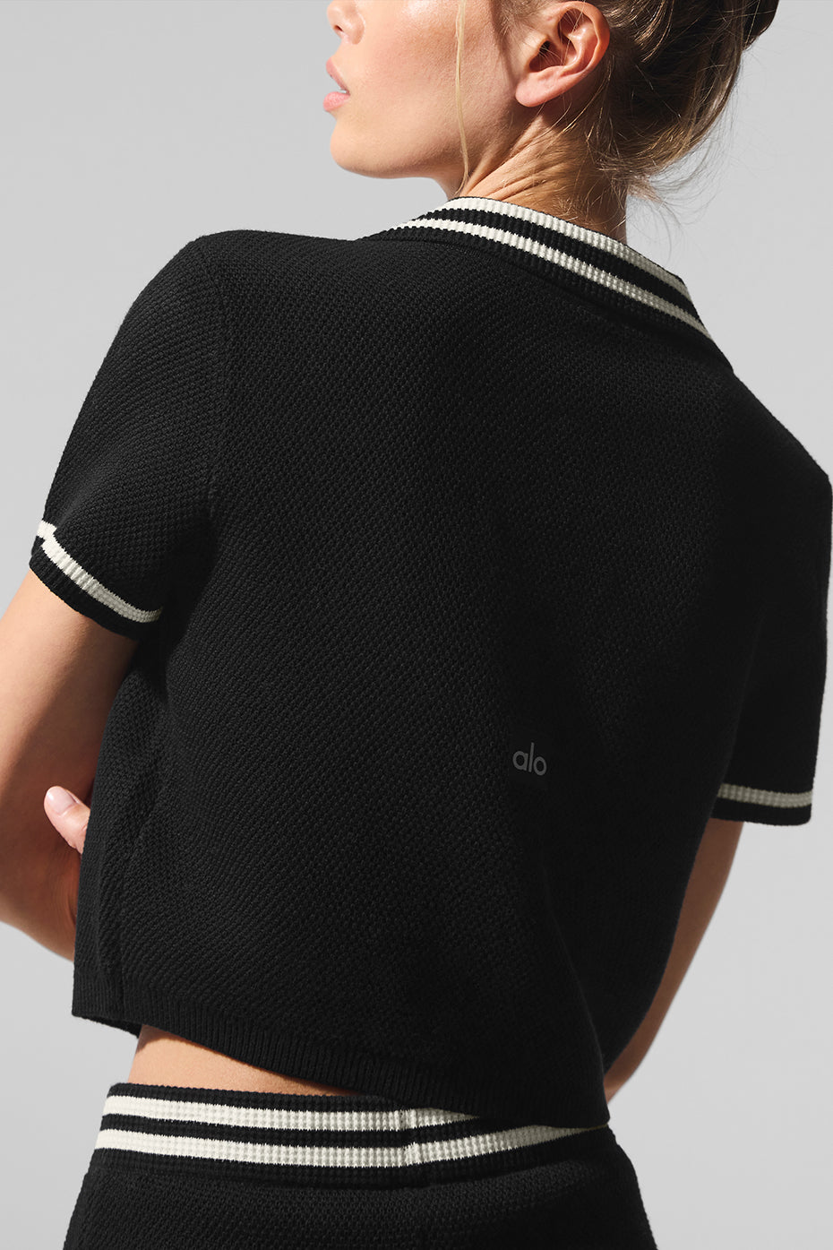 Alo Yoga Tennis Club Sweater Knit Cropped Polo - Black/Ivory - imagen 4