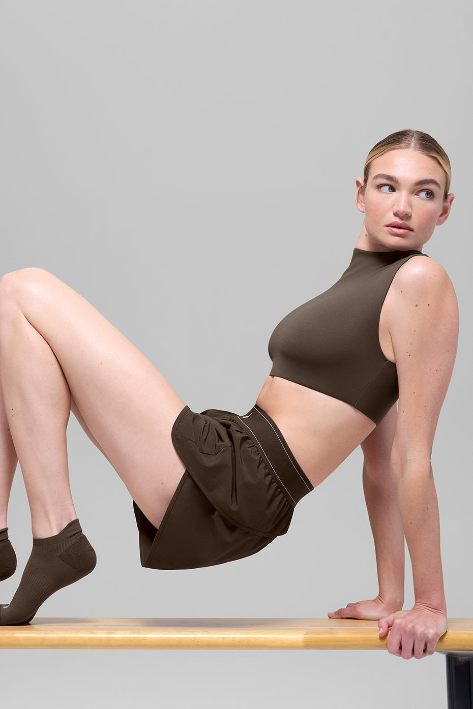 Alo Yoga ALO Softsculpt Capped Out Short Sleeve - Espresso - imagen 4