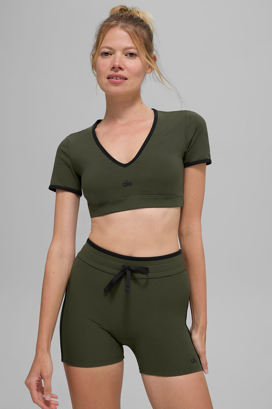 Alo Yoga Airbrush Race Pace Short Sleeve - Green Olive/Black - imagen 4