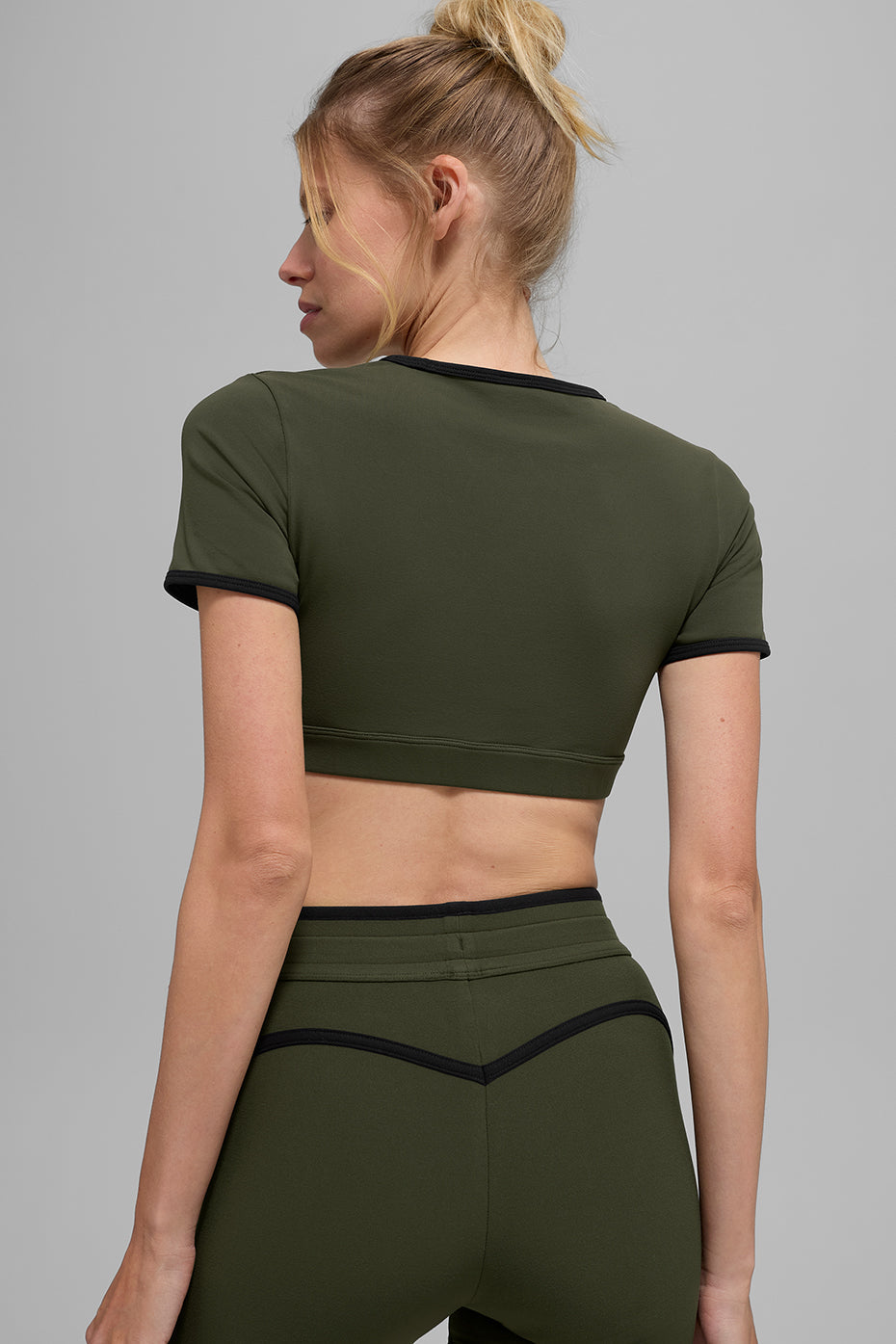 Alo Yoga Airbrush Race Pace Short Sleeve - Green Olive/Black - imagen 3