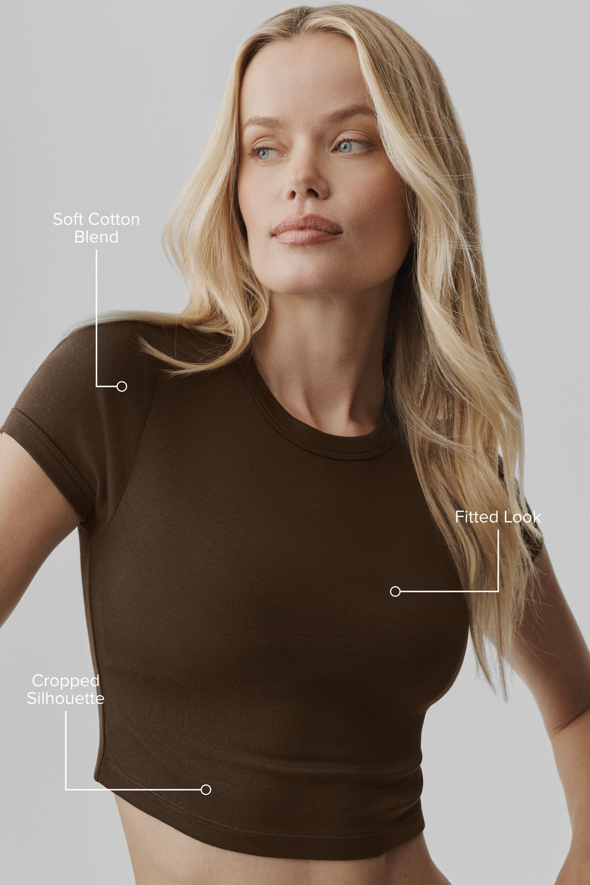 Alo Yoga Cropped Timeless Tee - Espresso - imagen 2