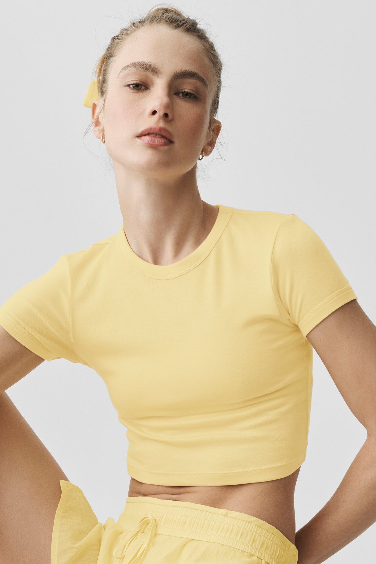 Alo Yoga Cropped Timeless Tee - Warm Butter - imagen 4