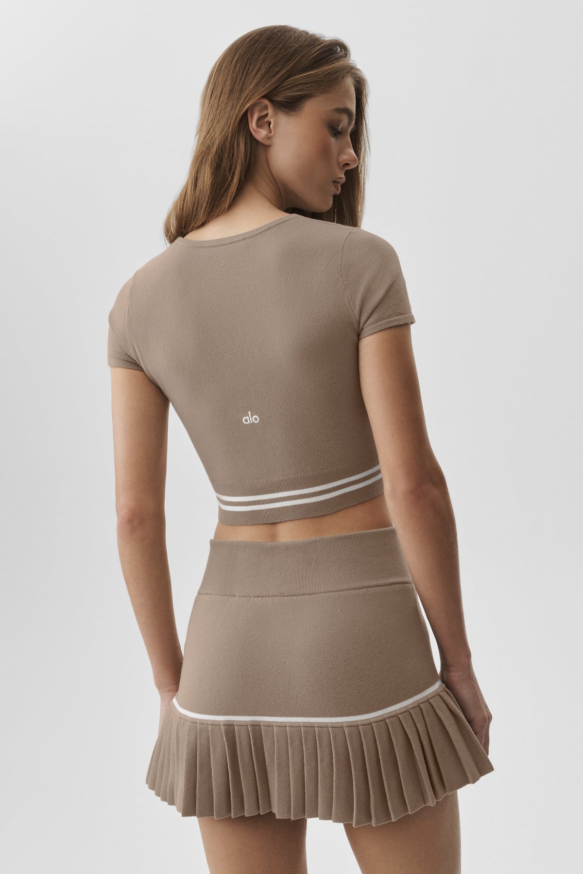 Alo Yoga Scholar Knit My Serve Short Sleeve - Gravel/White - imagen 3