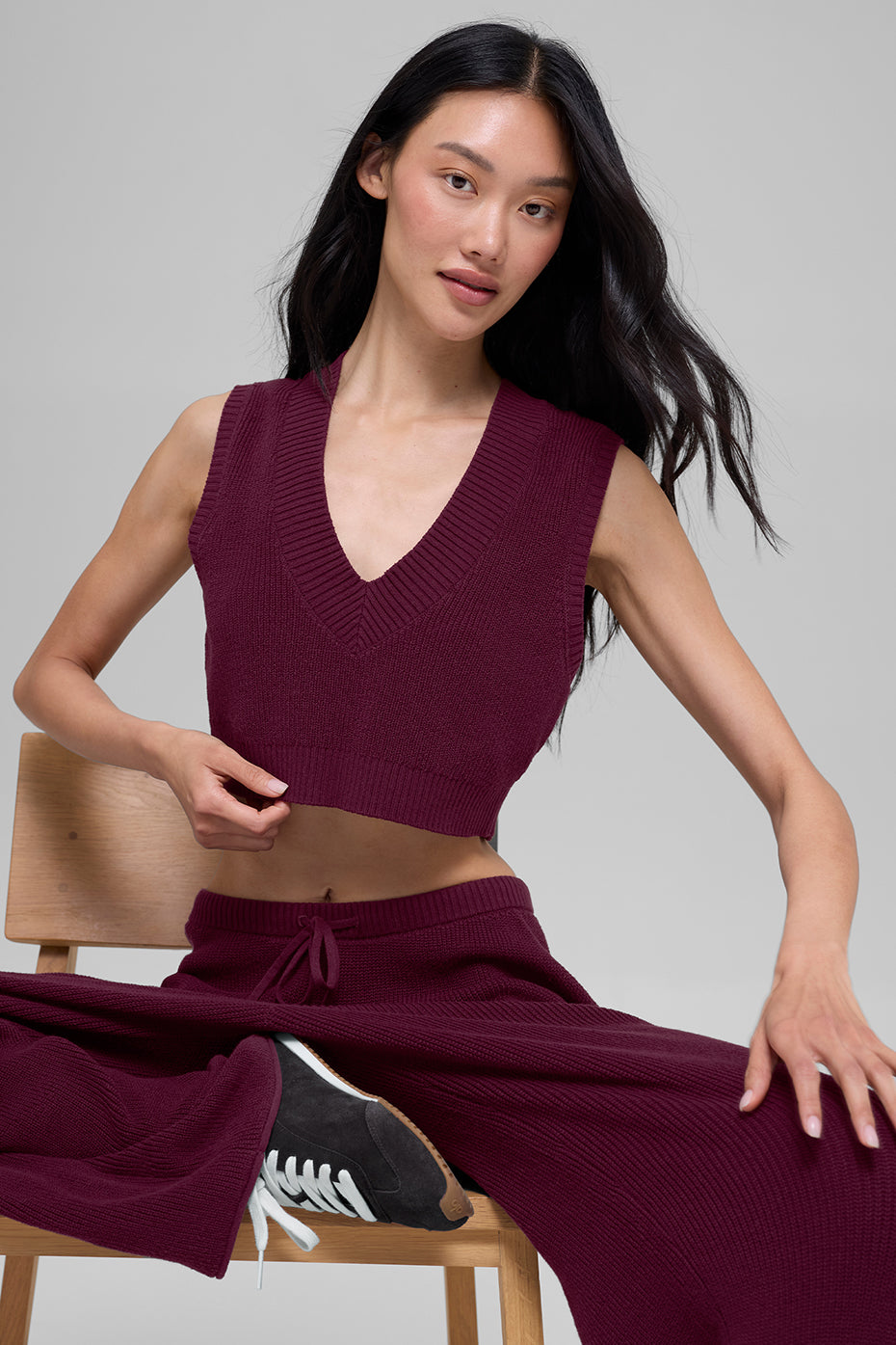Alo Yoga Supernatural Sweater Tank - Burgundy - imagen 4
